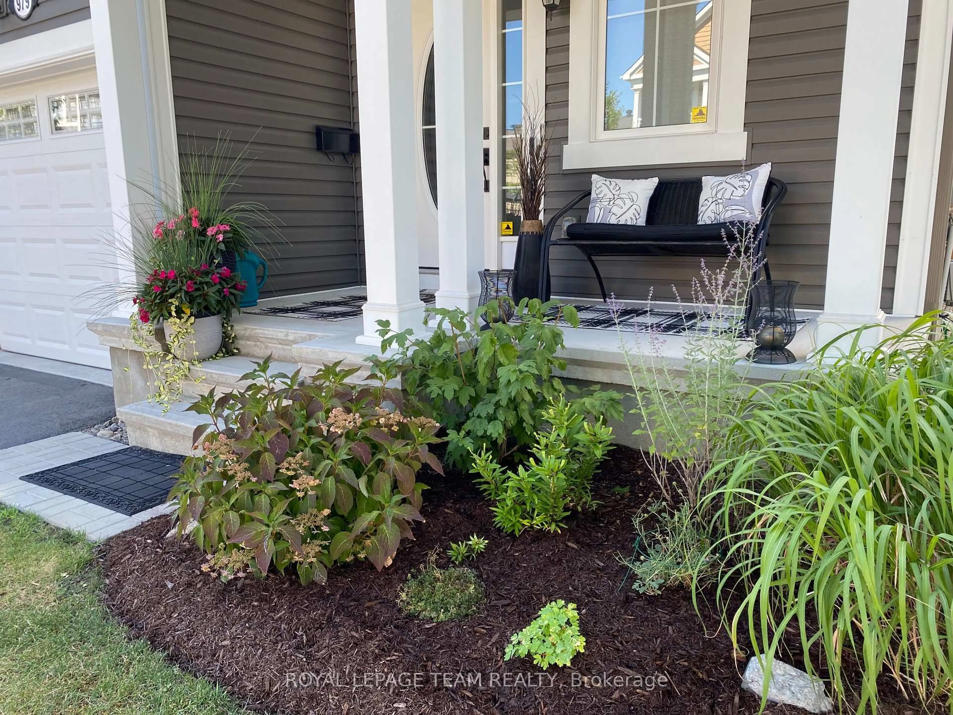 Indoor entryway for 979 Shimmerton Circ, Ottawa Ontario K2M 0L4