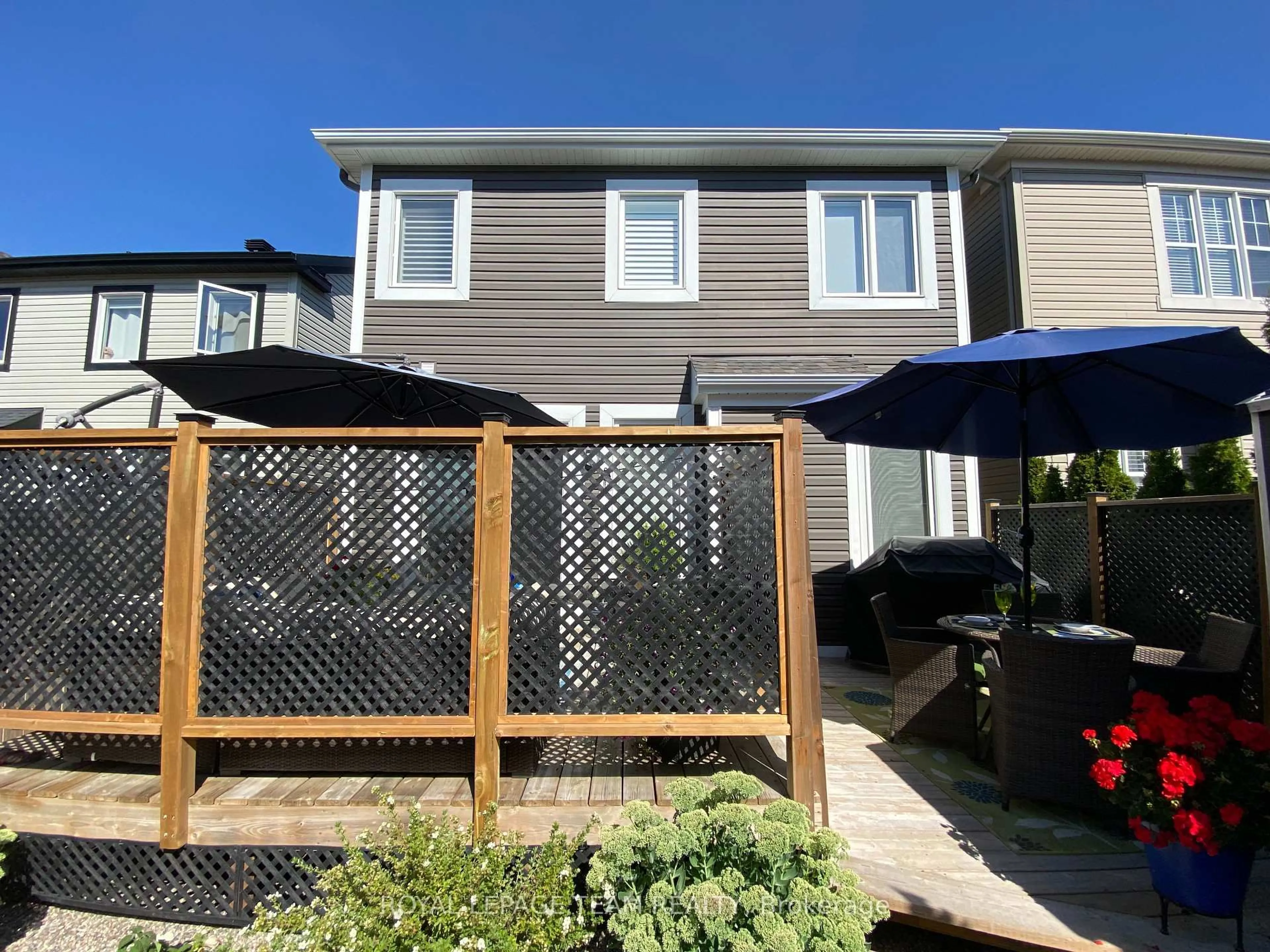 Patio, street for 979 Shimmerton Circ, Ottawa Ontario K2M 0L4