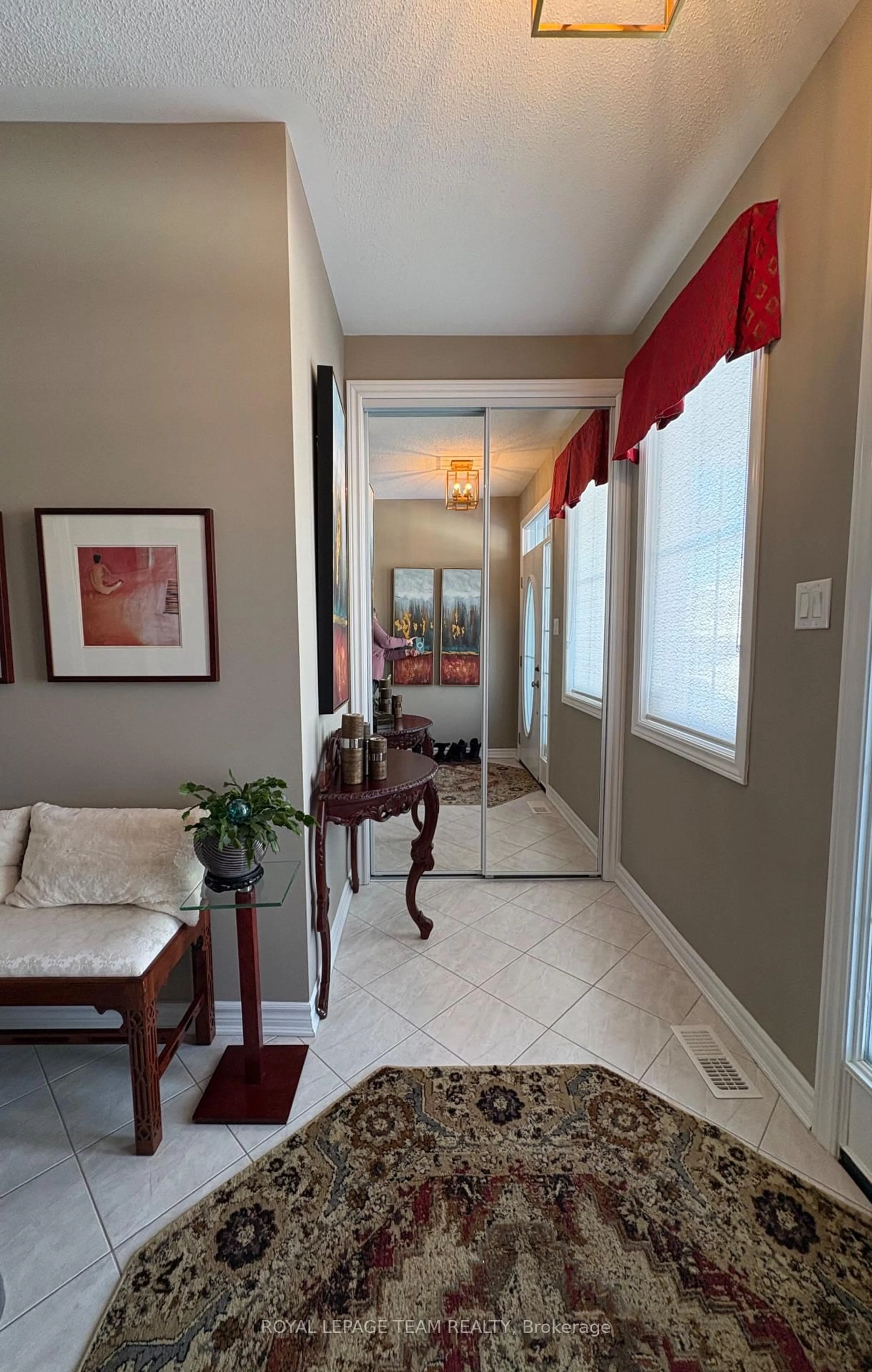 Indoor entryway for 979 Shimmerton Circ, Ottawa Ontario K2M 0L4