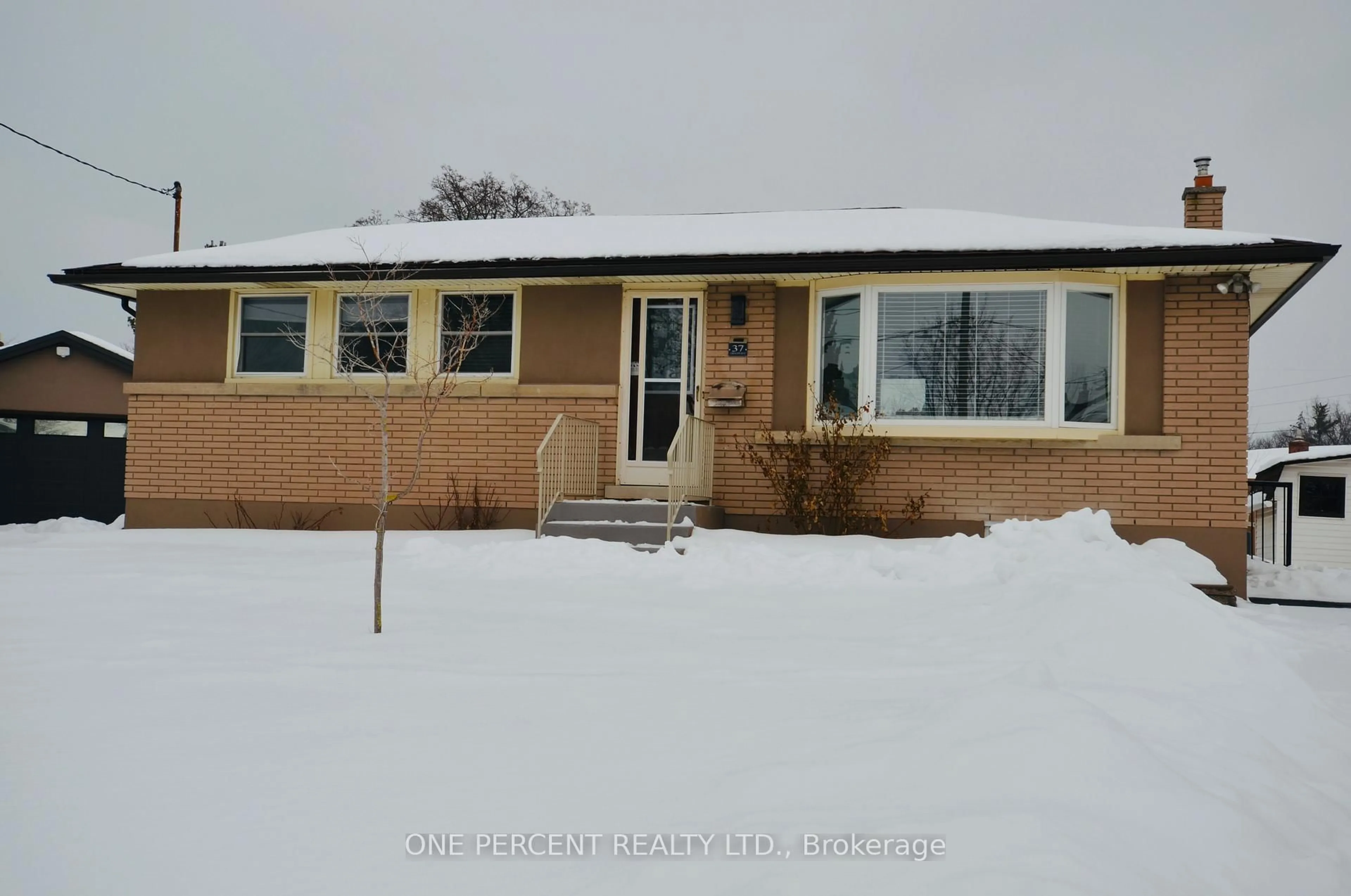 Home with vinyl exterior material, street for 37 Coronation Blvd, St. Catharines Ontario L2S 2V2