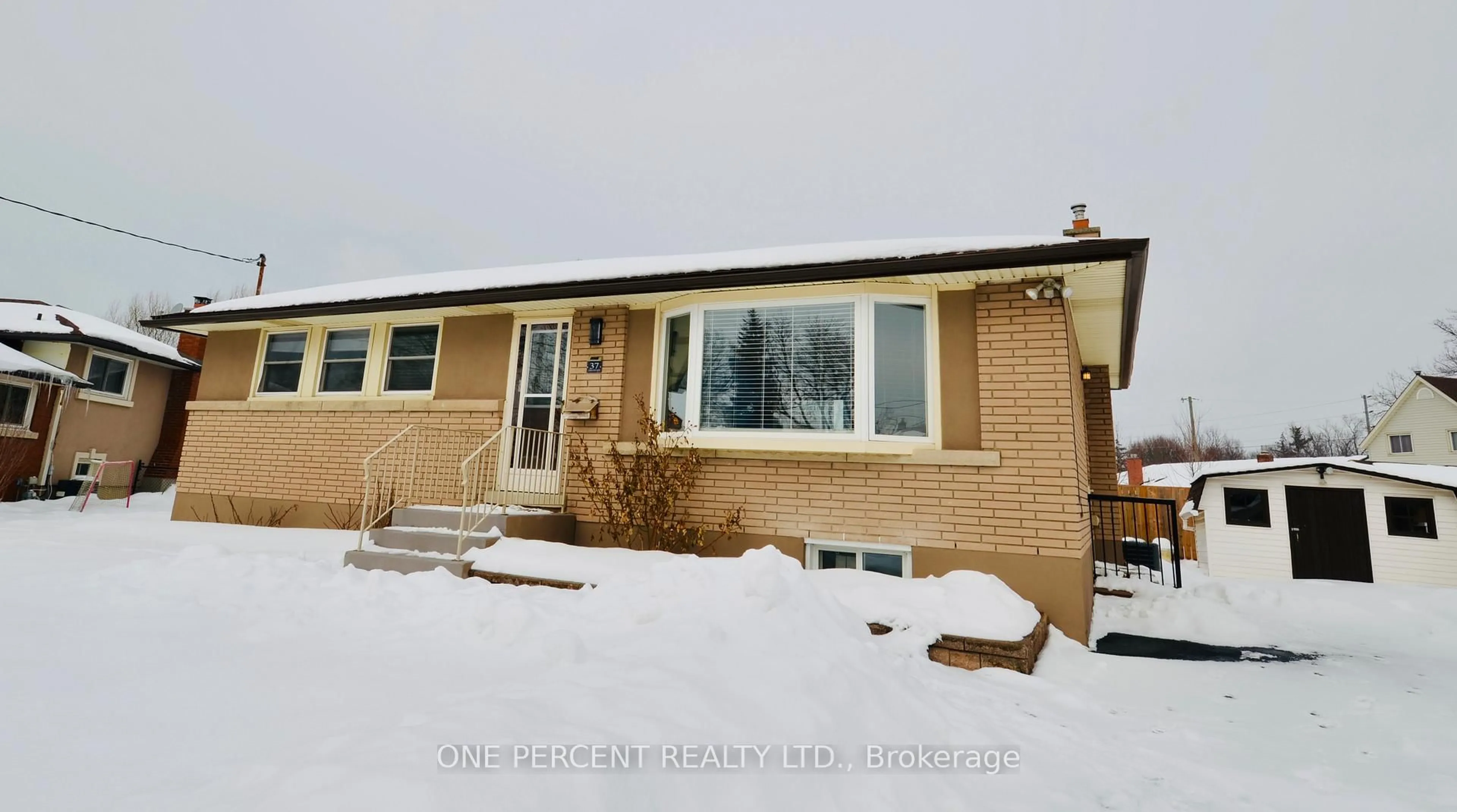 Home with vinyl exterior material, mountain view for 37 Coronation Blvd, St. Catharines Ontario L2S 2V2