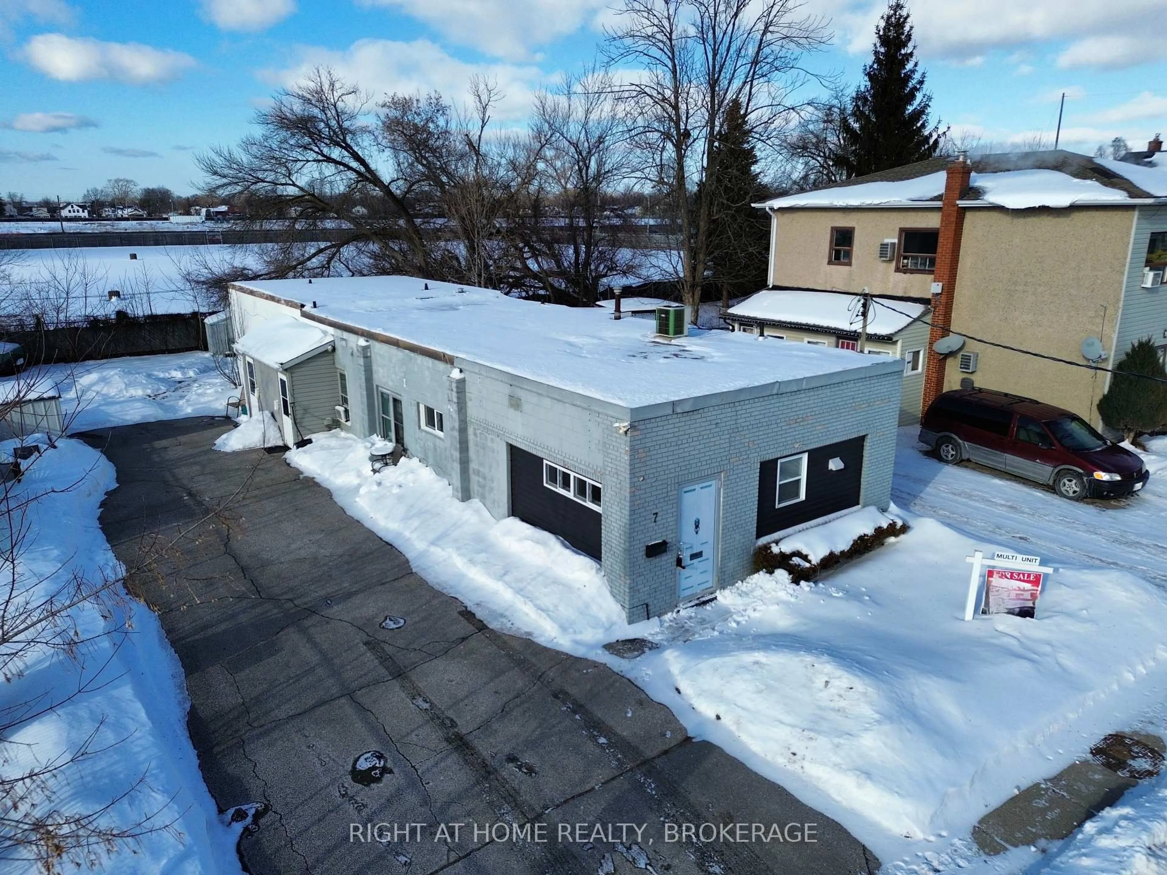 A pic from outside/outdoor area/front of a property/back of a property/a pic from drone, building for 7 Beech St, St. Catharines Ontario L2R 2B6