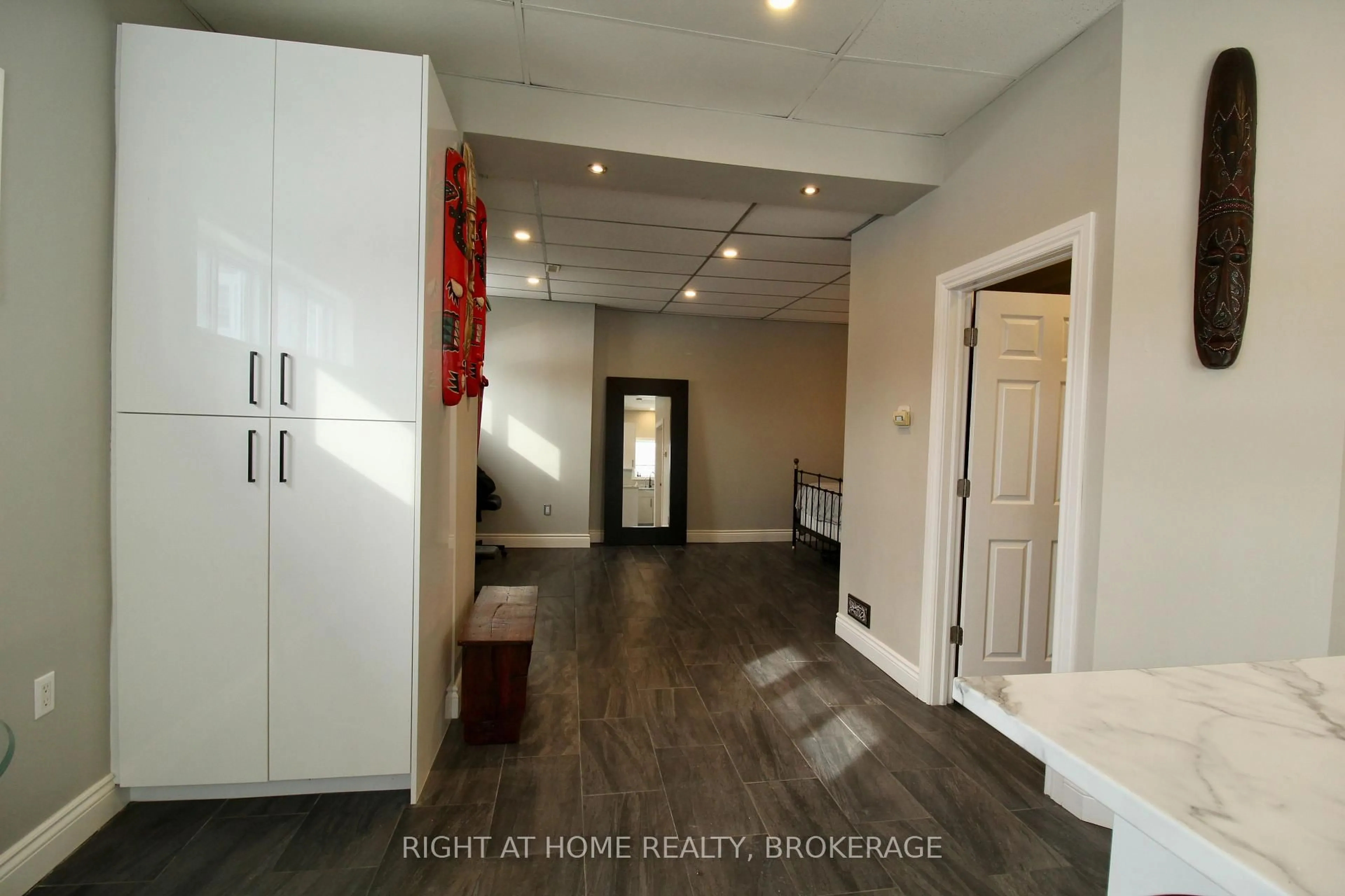 Indoor entryway for 7 Beech St, St. Catharines Ontario L2R 2B6