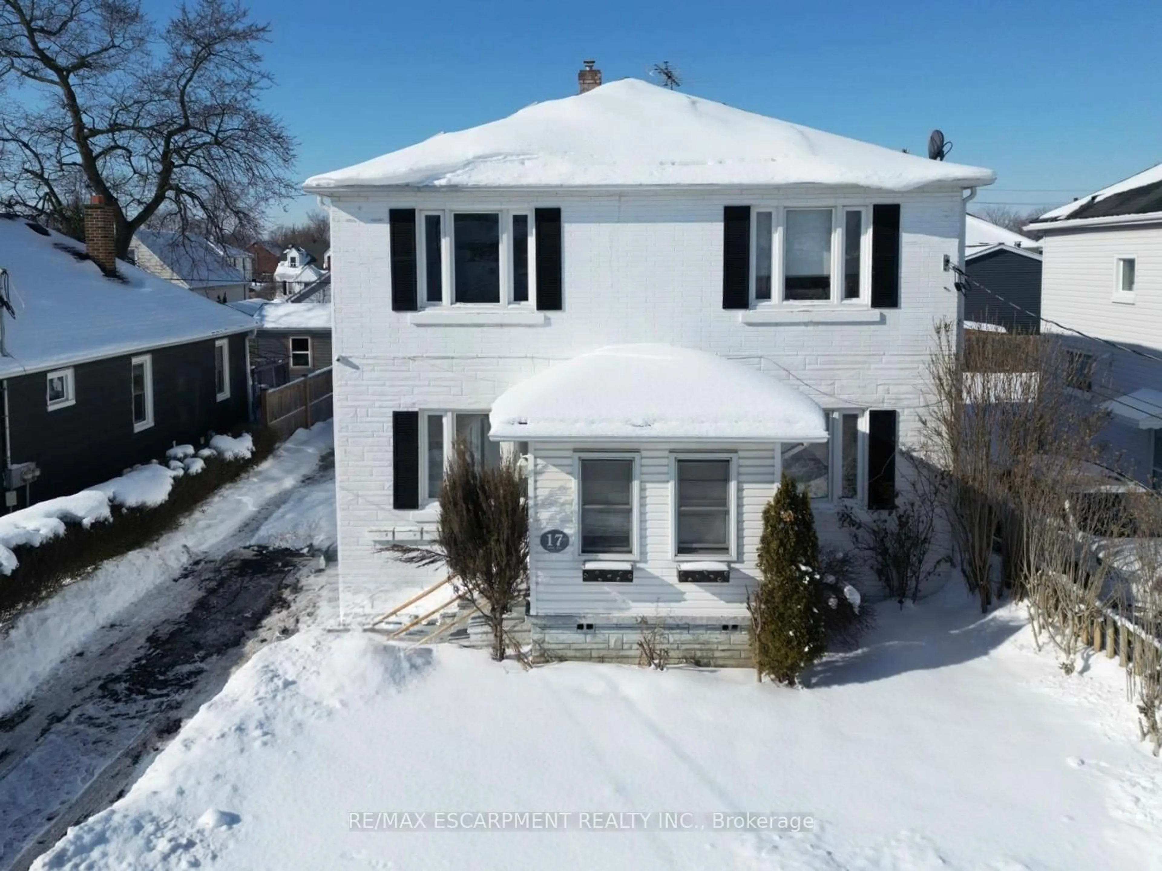 A pic from outside/outdoor area/front of a property/back of a property/a pic from drone, street for 17 Lyons Ave, Welland Ontario L3B 1L8