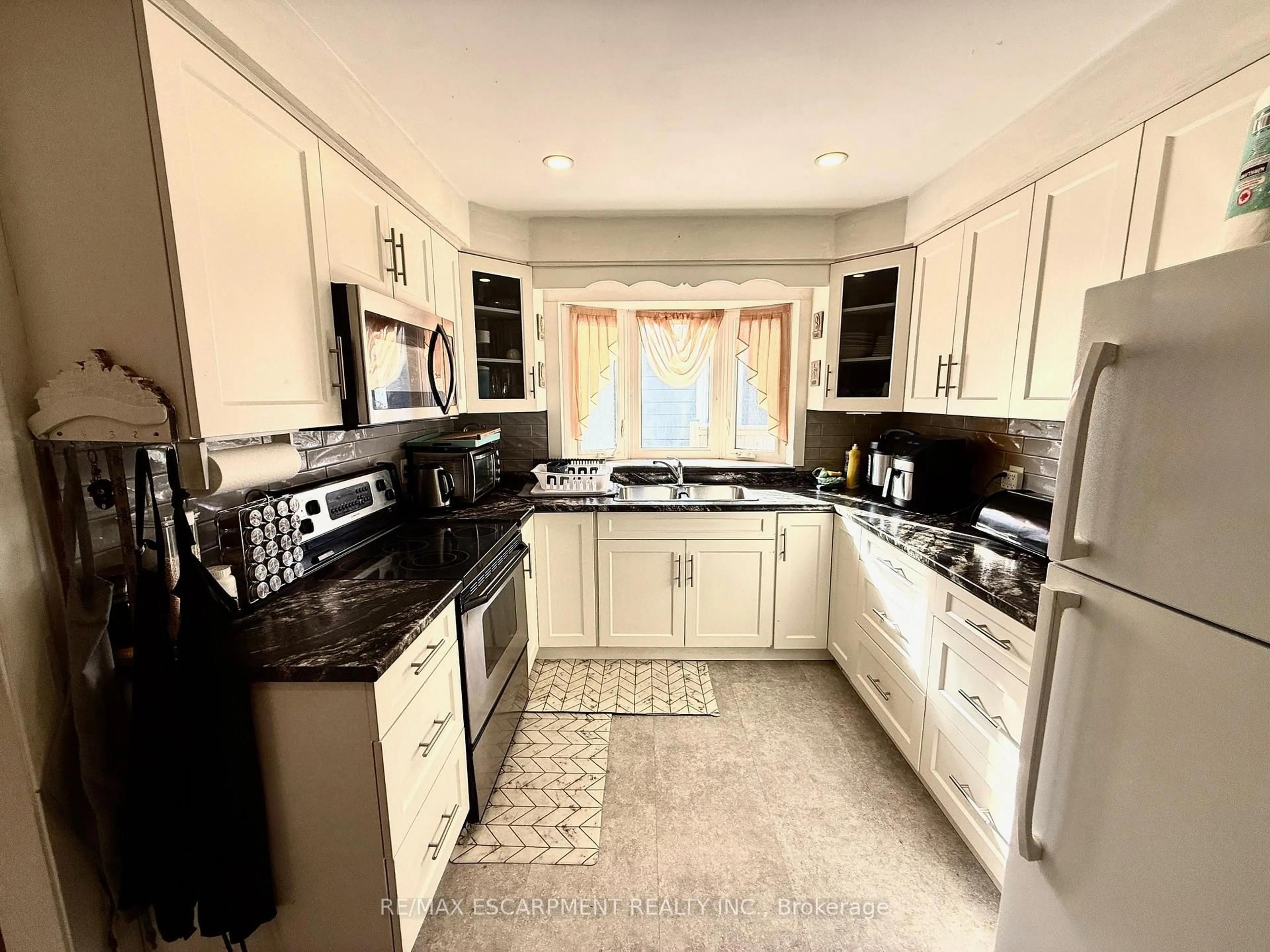 Standard kitchen, ceramic/tile floor for 17 Lyons Ave, Welland Ontario L3B 1L8