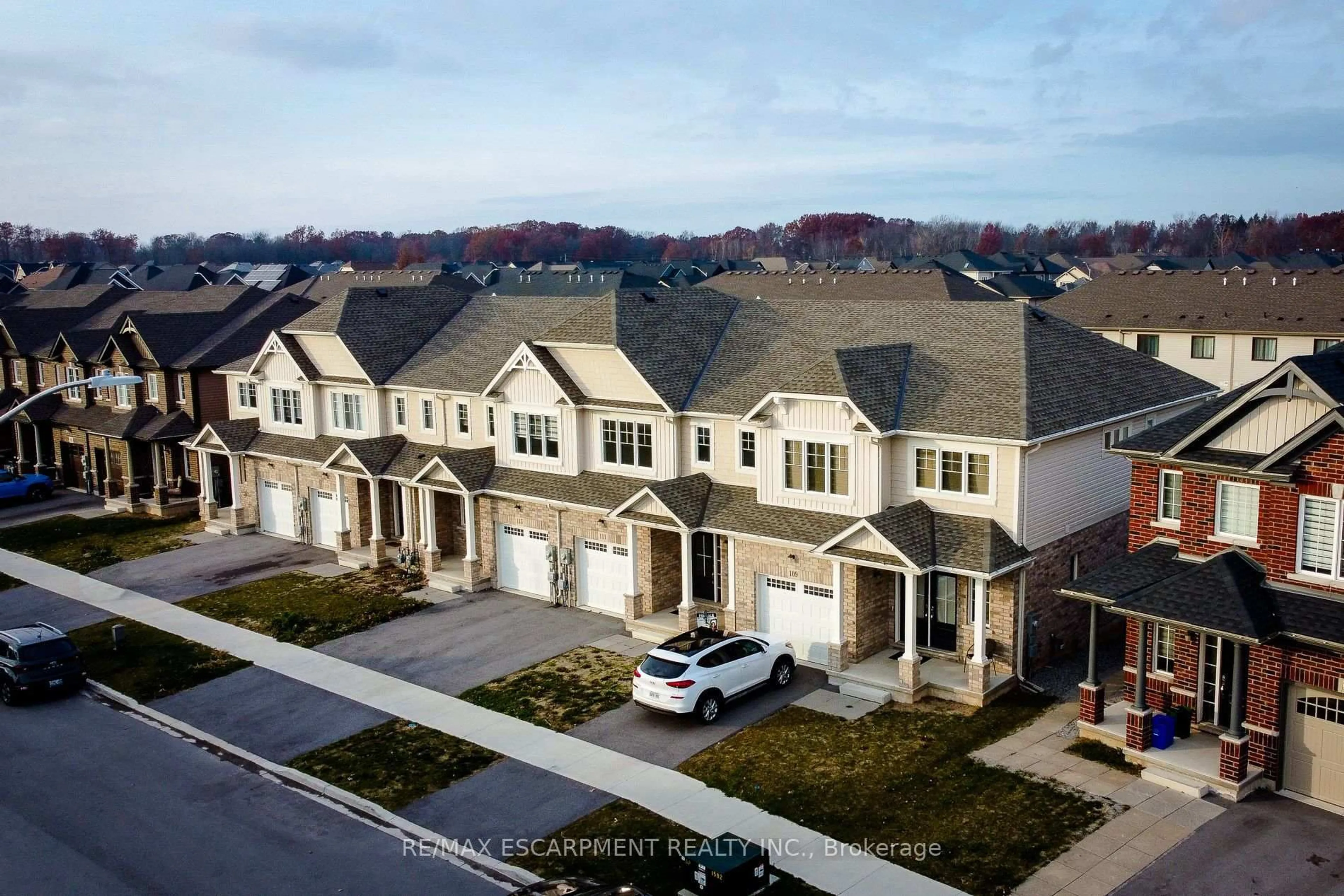 A pic from outside/outdoor area/front of a property/back of a property/a pic from drone, street for 111 ALICIA Cres, Thorold Ontario L2V 0M2