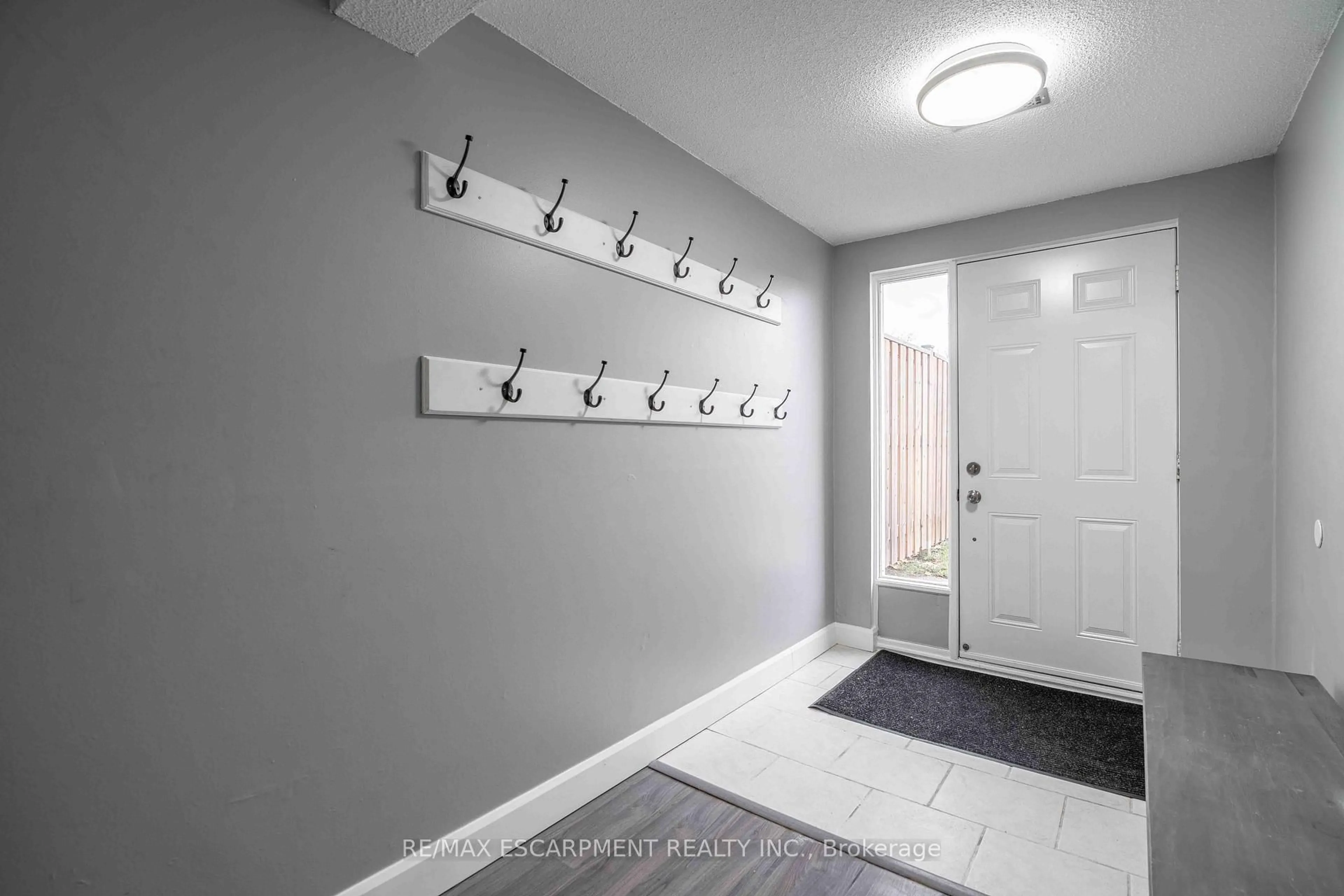 Indoor entryway for 1025 Upper Gage Ave #1, Hamilton Ontario L8V 4L2