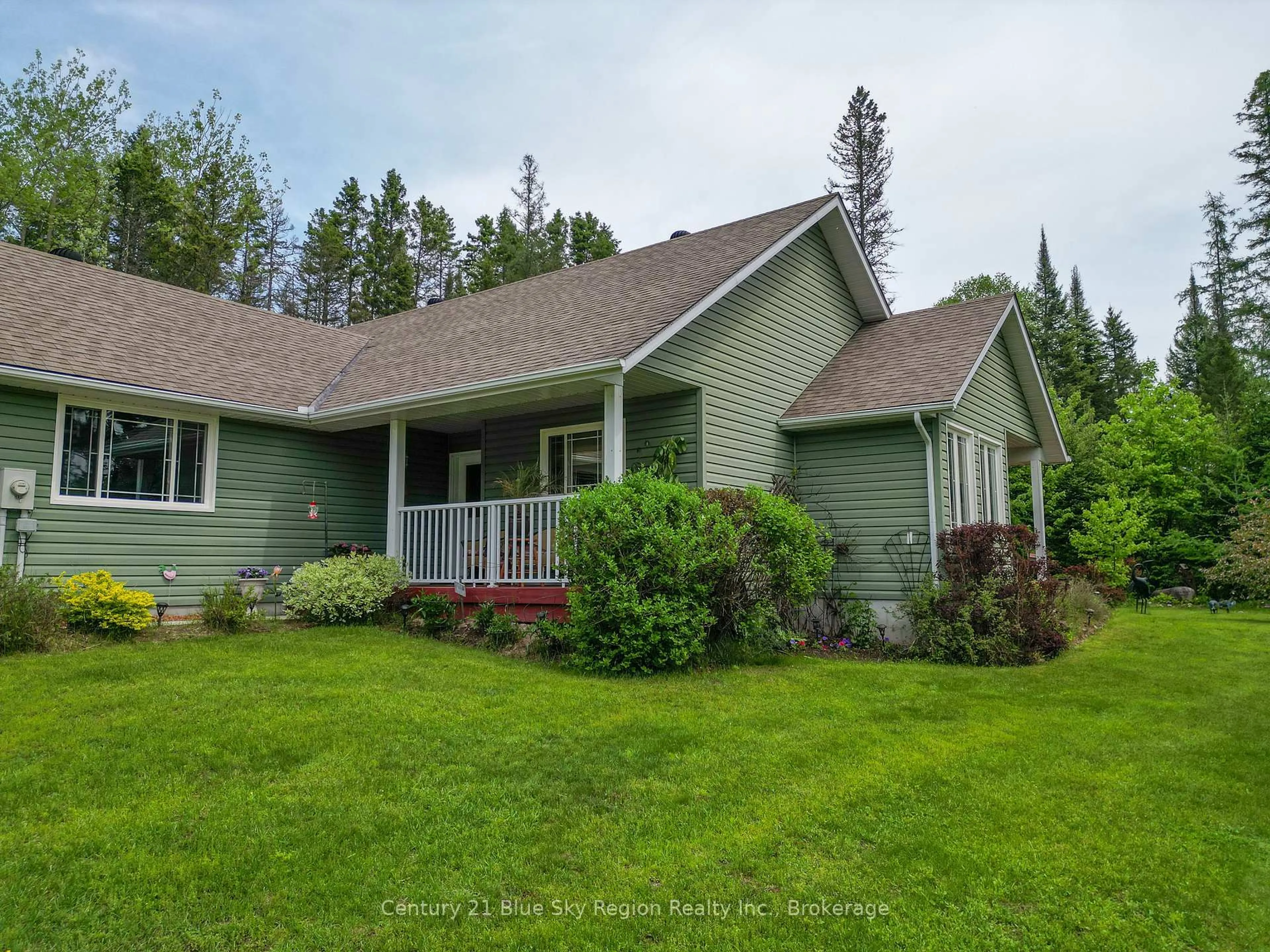 Home with vinyl exterior material, unknown for 220 Hummel Line, Powassan Ontario P0H 2L0