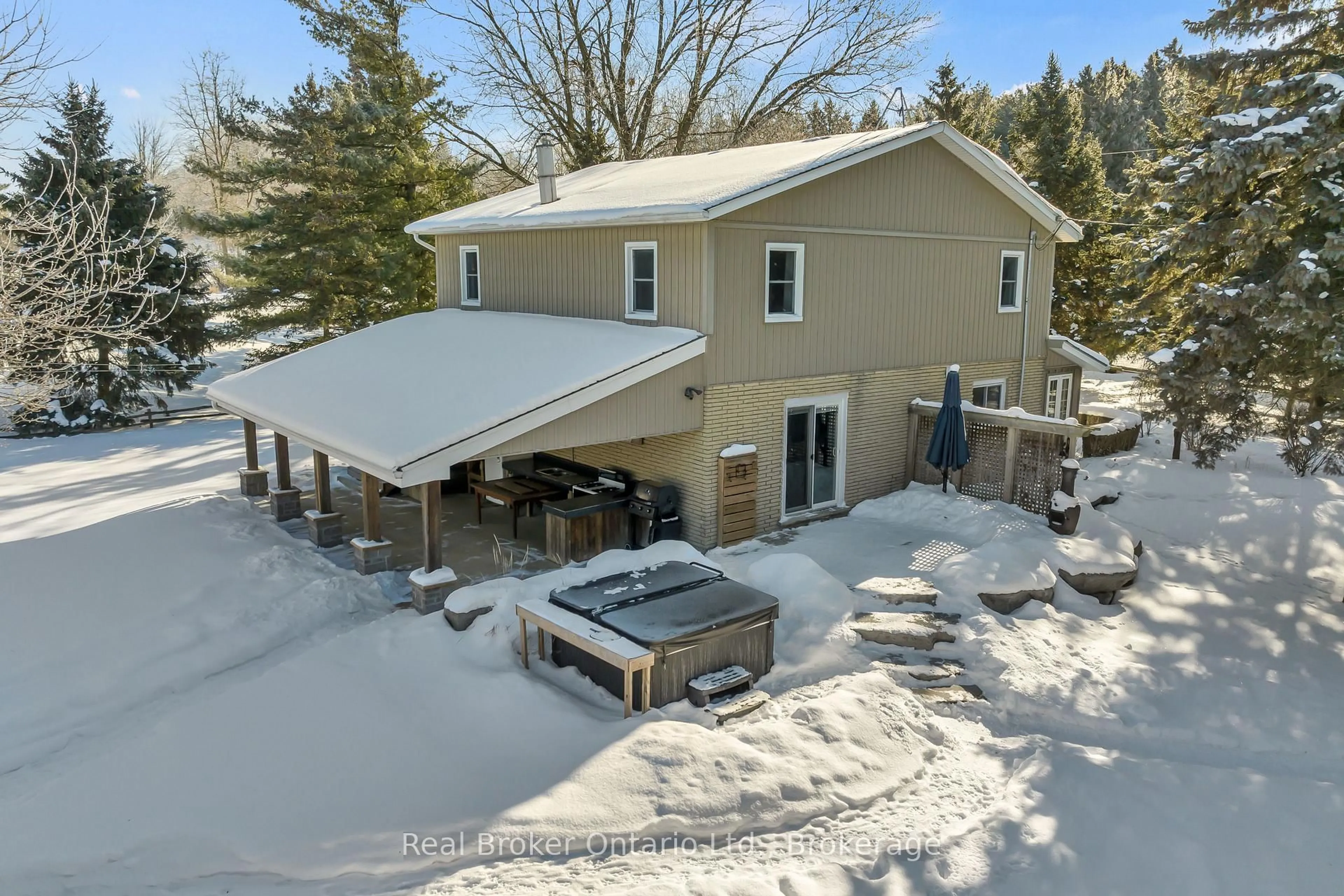 A pic from outside/outdoor area/front of a property/back of a property/a pic from drone, unknown for 6566 Concession Rd 4 Rd, Puslinch Ontario N0B 2J0
