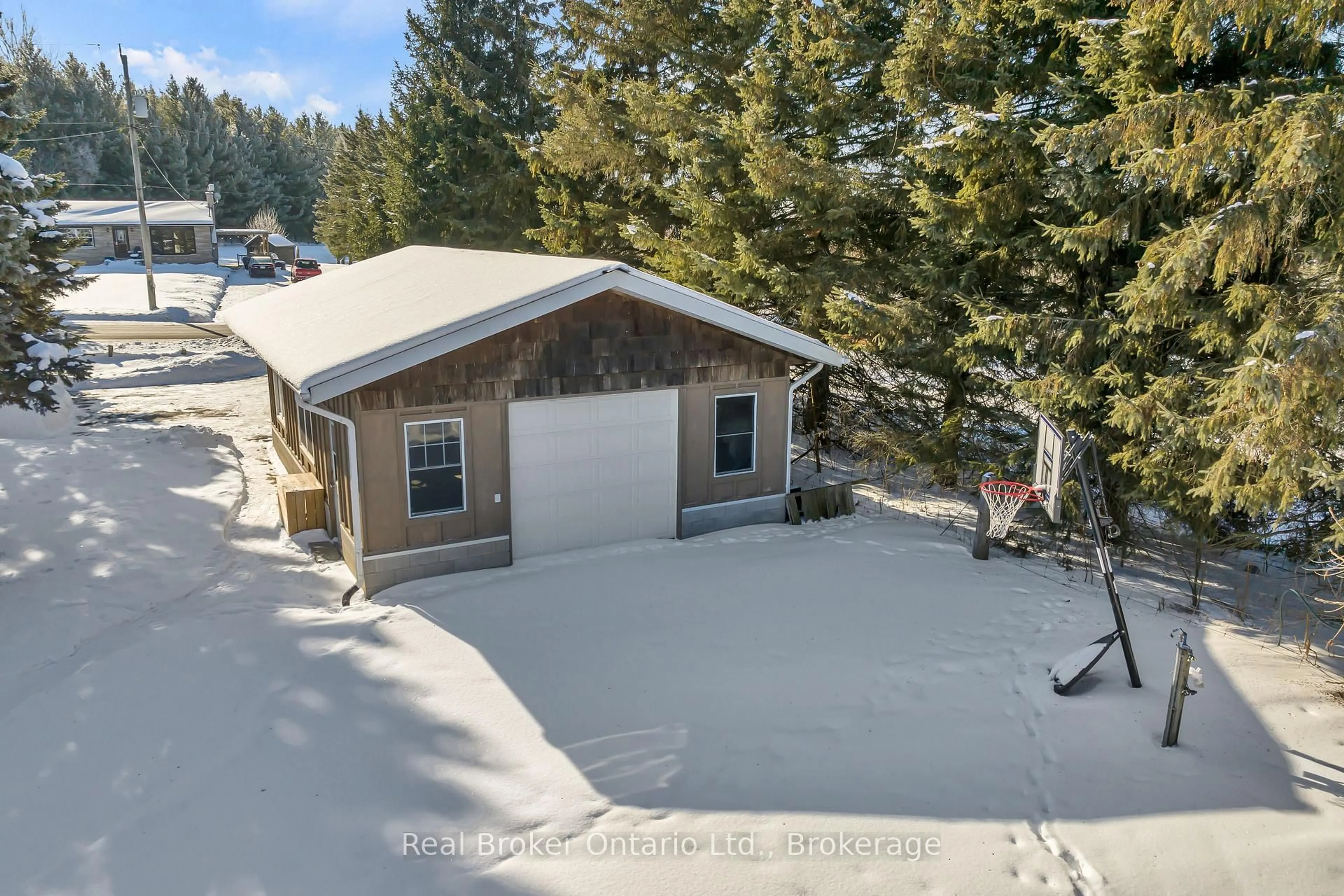 A pic from outside/outdoor area/front of a property/back of a property/a pic from drone, unknown for 6566 Concession Rd 4 Rd, Puslinch Ontario N0B 2J0