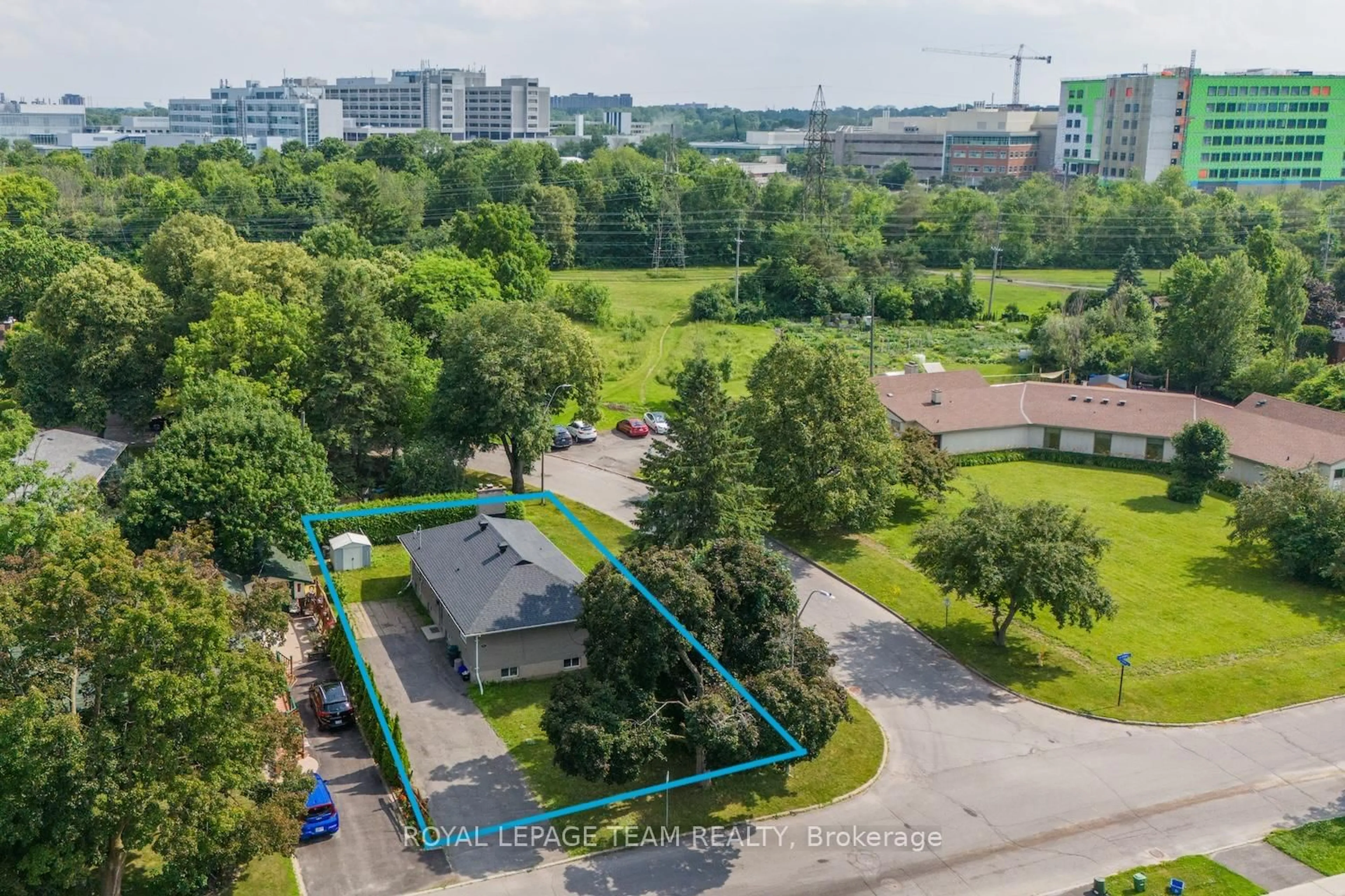 A pic from outside/outdoor area/front of a property/back of a property/a pic from drone, unknown for 467-469 Braydon Ave, Ottawa Ontario K1G 0W7