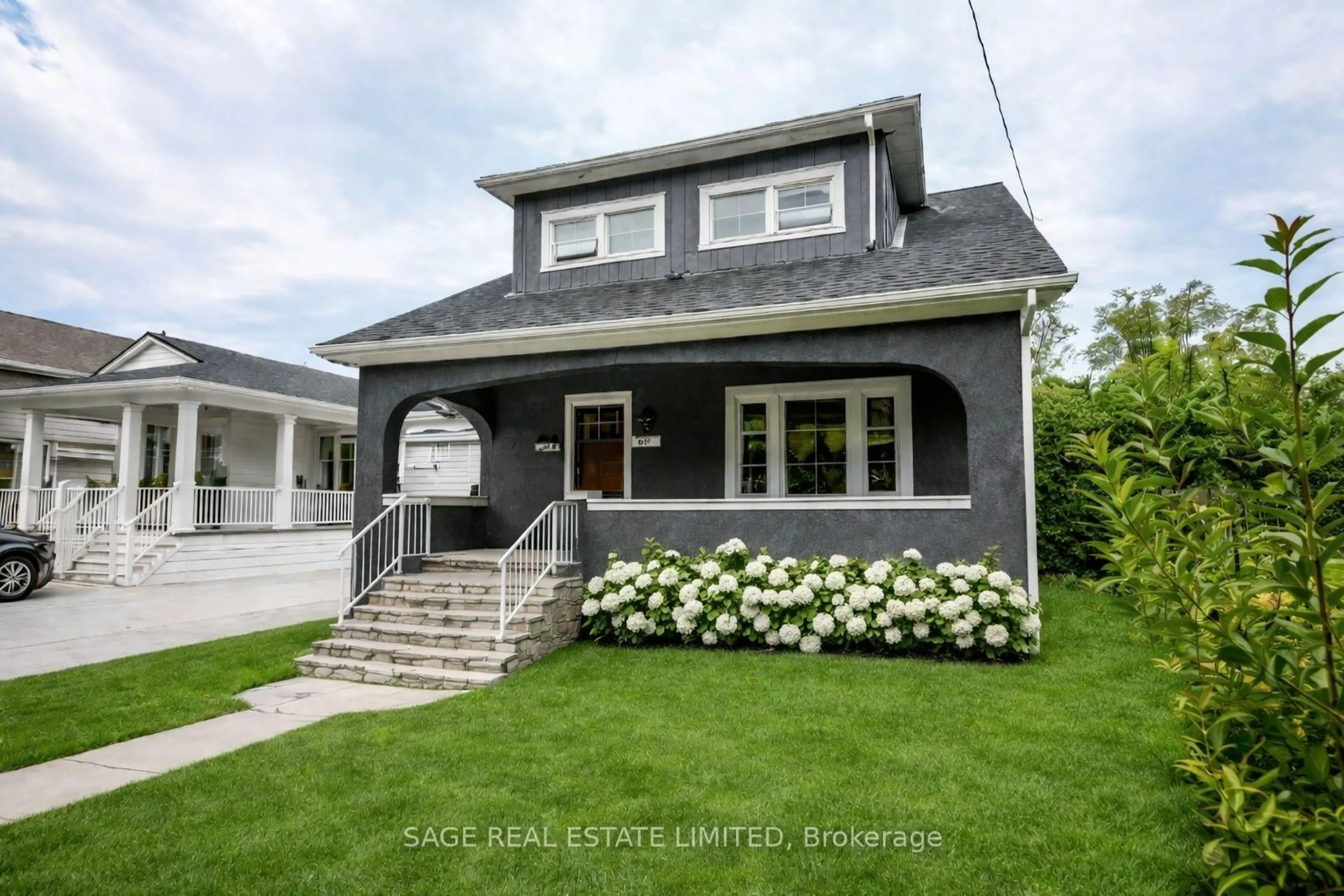 Home with vinyl exterior material, street for 40 Main St, St. Catharines Ontario L2N 4T7