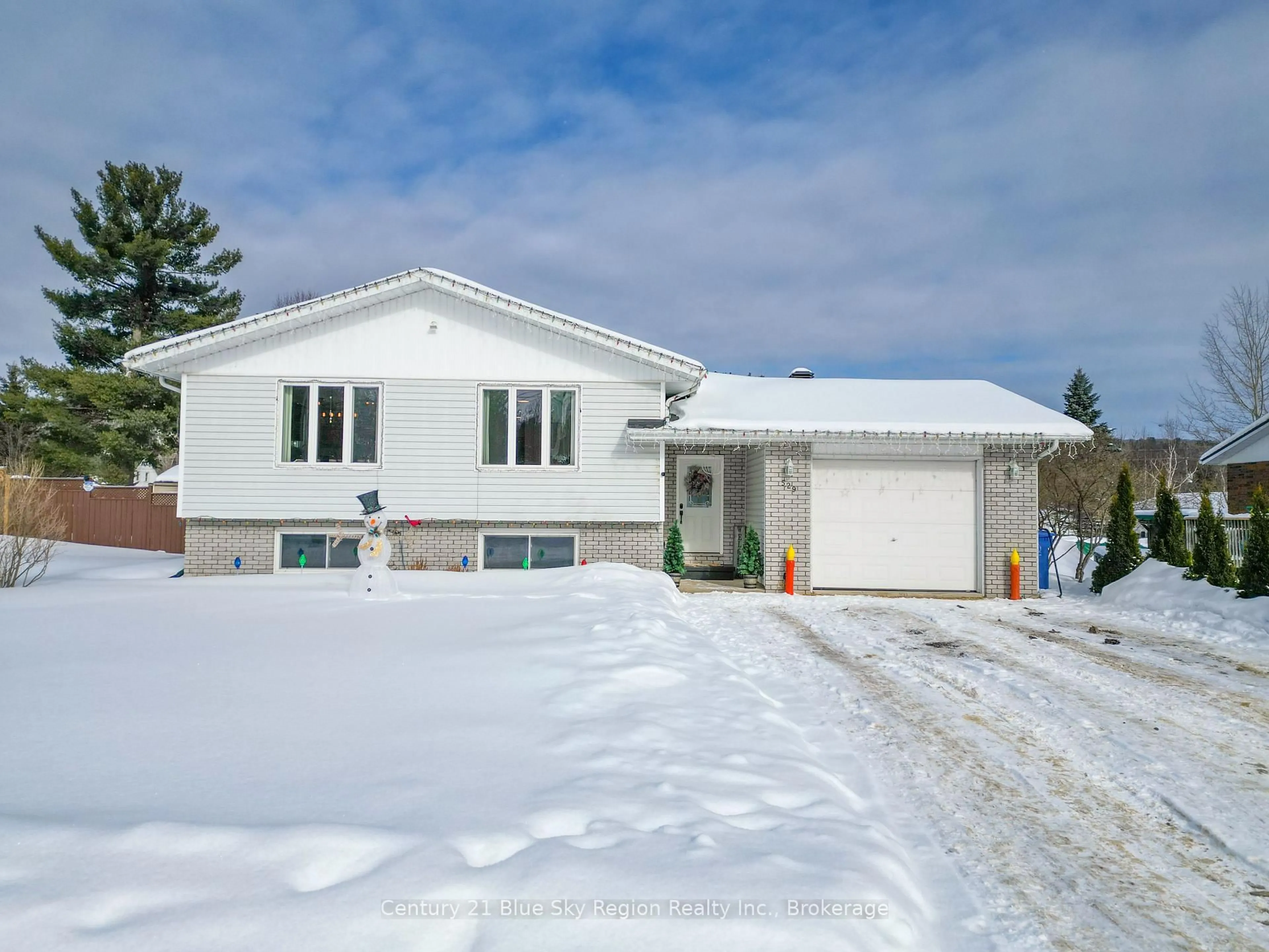 Home with vinyl exterior material, street for 529 Pine St, Mattawa Ontario P0H 1V0