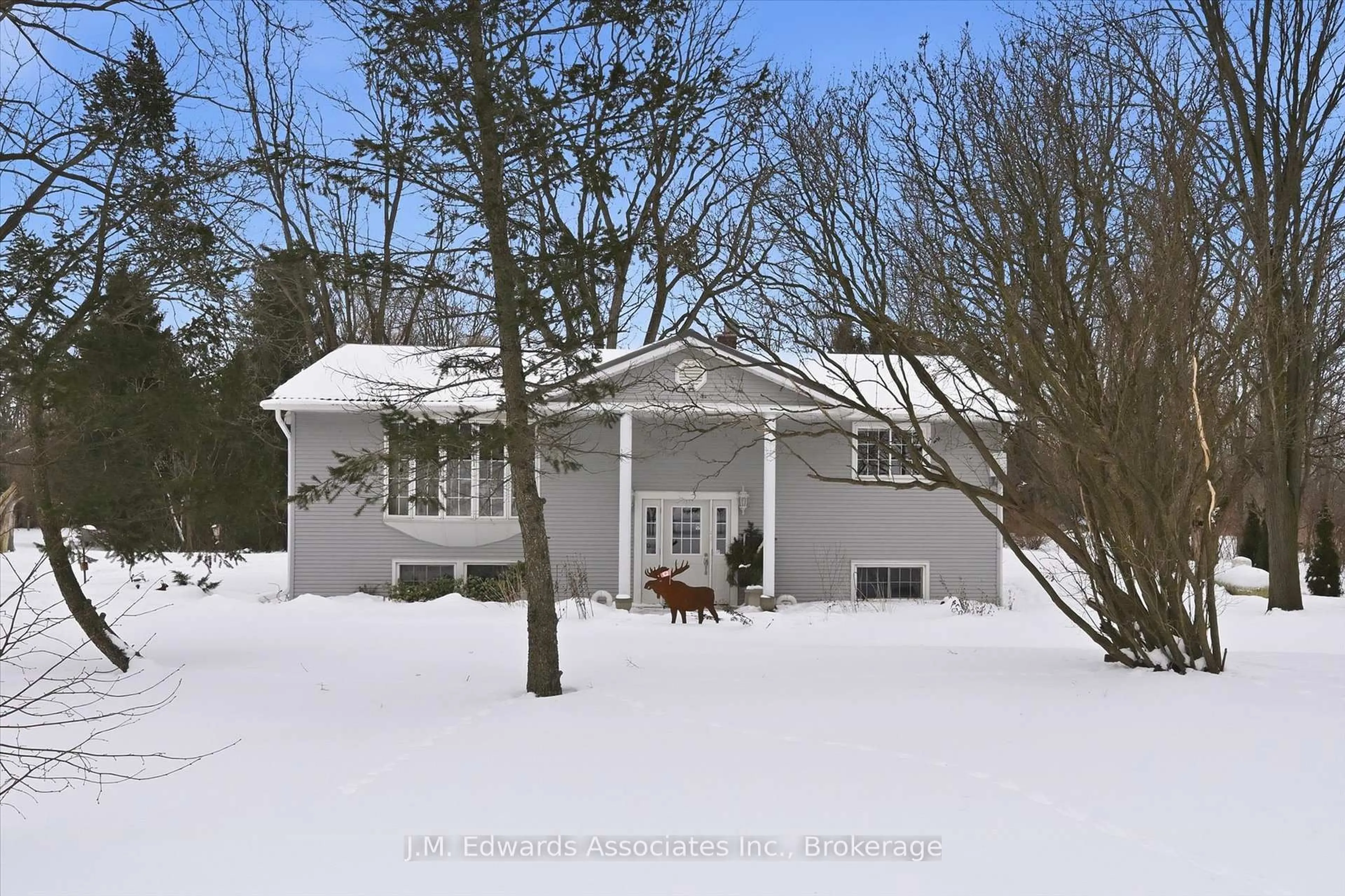 A pic from outside/outdoor area/front of a property/back of a property/a pic from drone, street for 5882 Canborough Rd, West Lincoln Ontario L0R 2J0