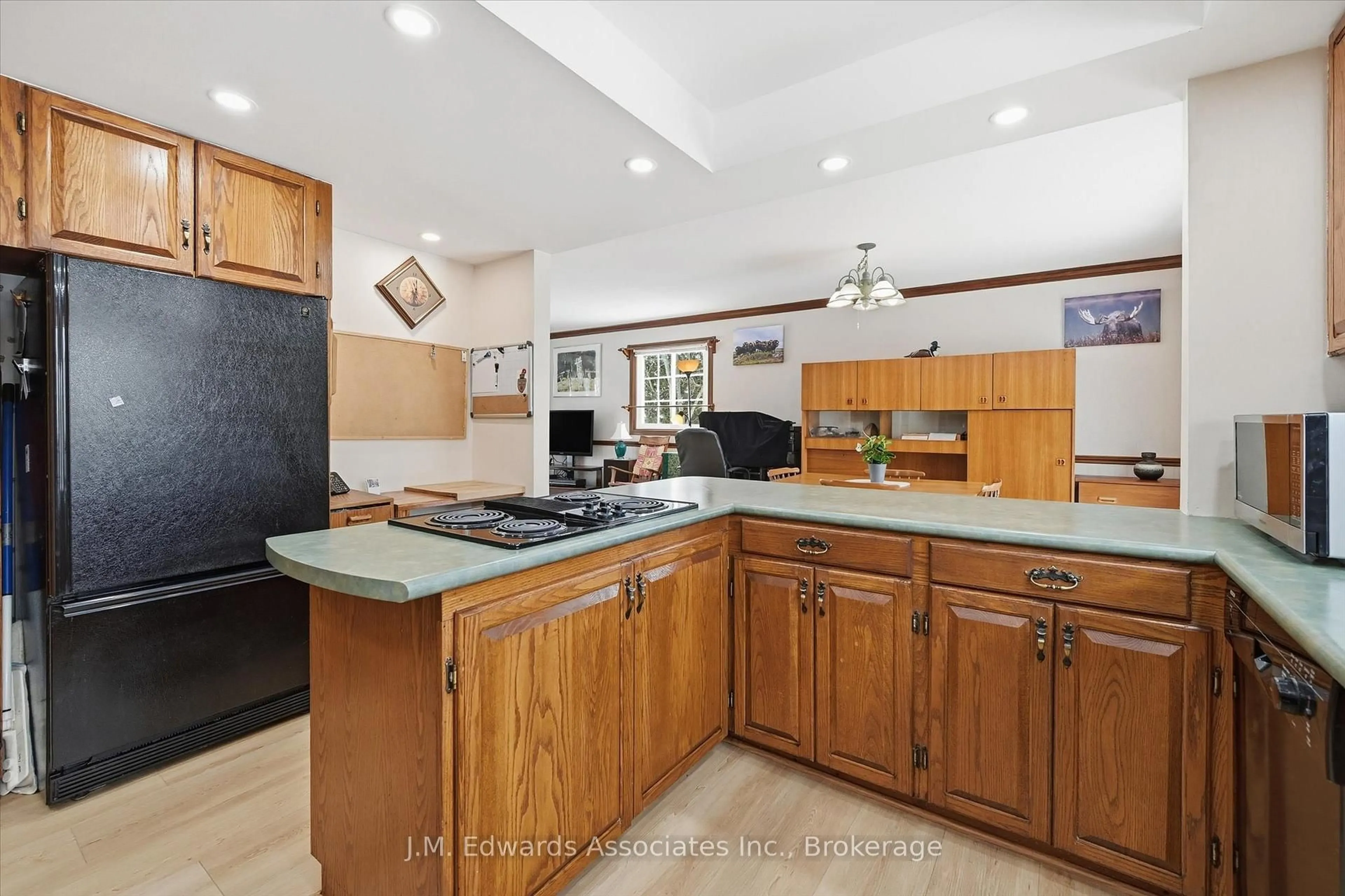 Open concept kitchen, ceramic/tile floor for 5882 Canborough Rd, West Lincoln Ontario L0R 2J0