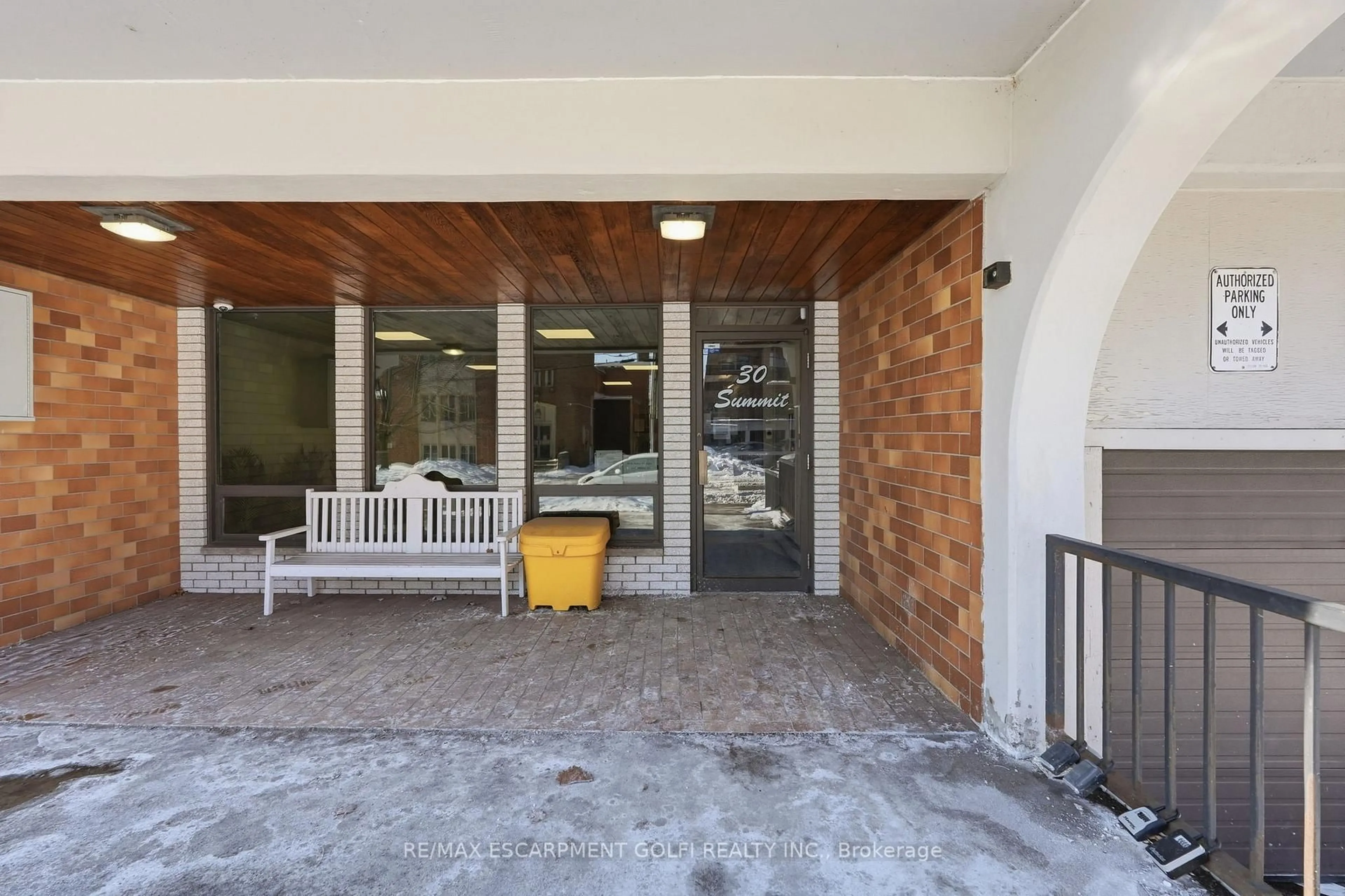 Indoor foyer for 30 Summit Ave #505, Hamilton Ontario L8V 2R8