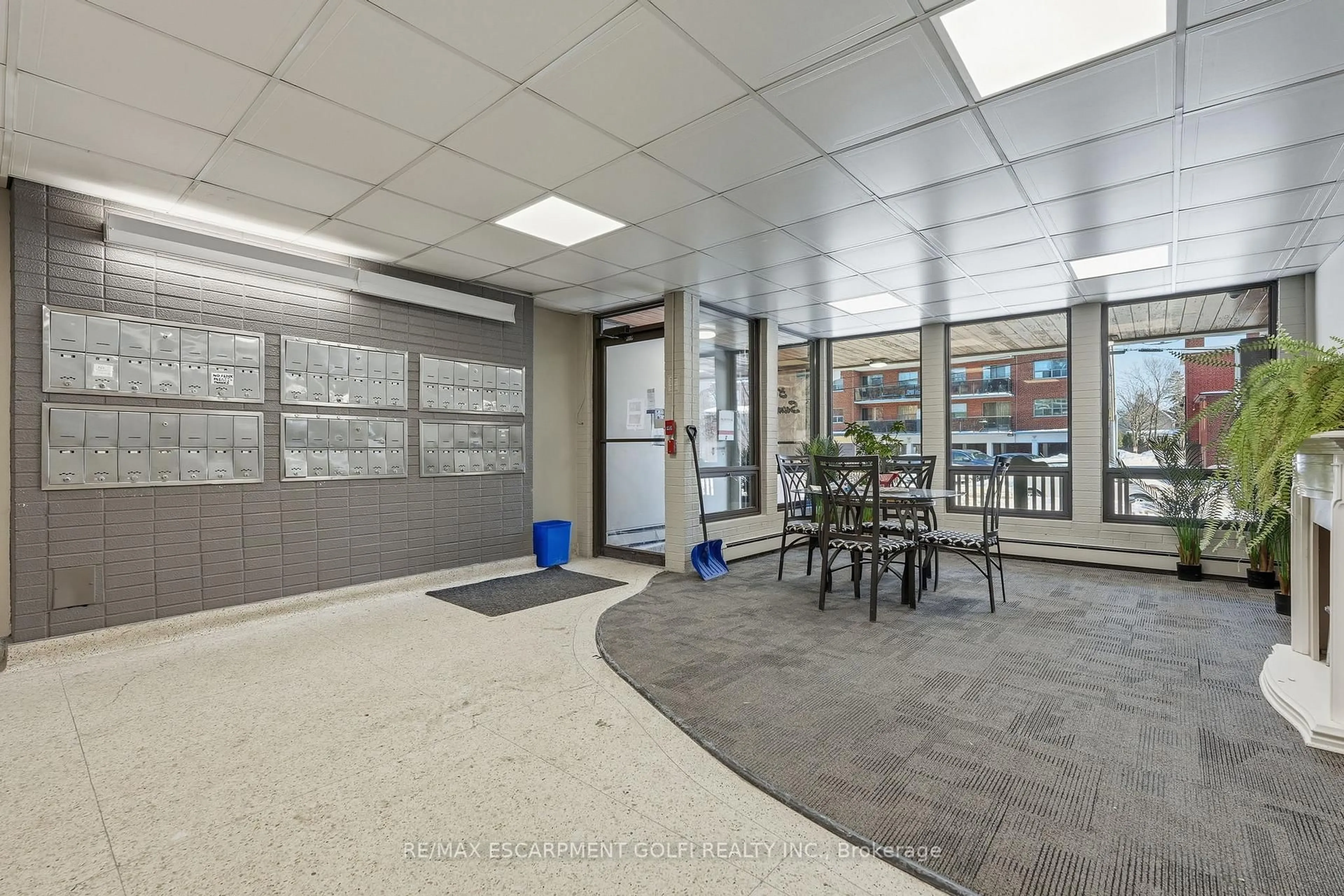 Indoor foyer for 30 Summit Ave #505, Hamilton Ontario L8V 2R8