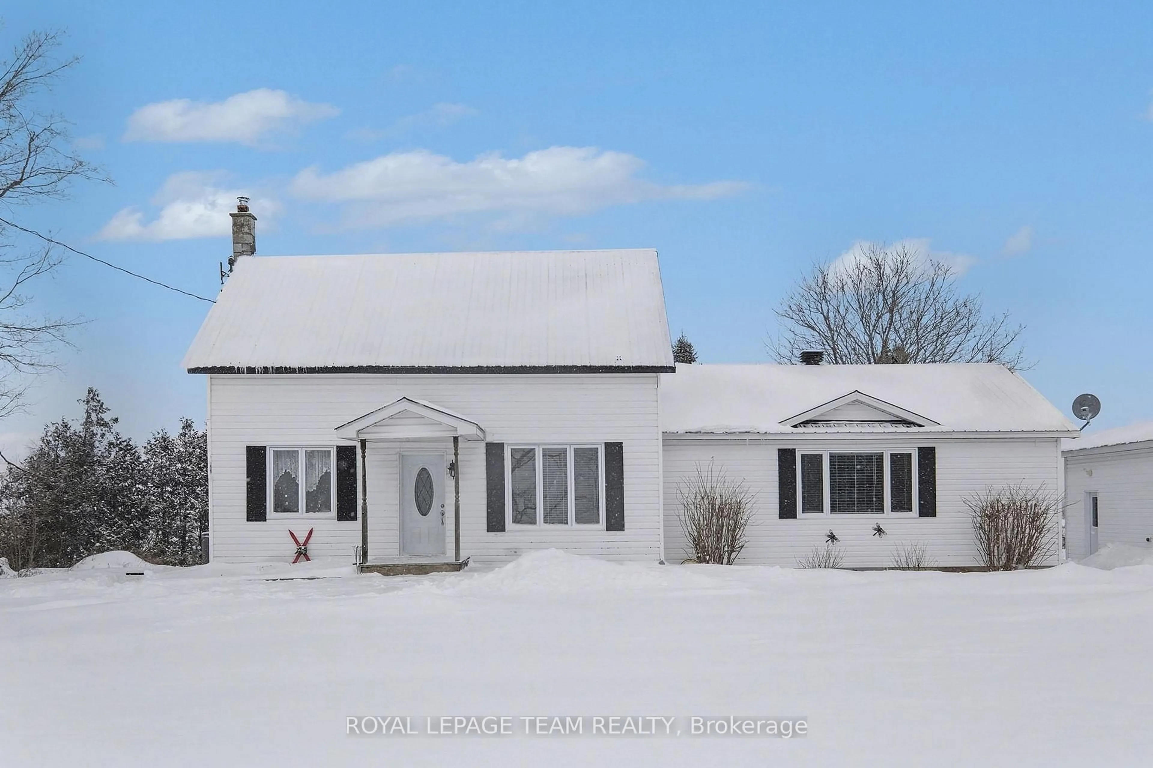 Home with vinyl exterior material, unknown for 15197 Concession 1-2 Rd, North Stormont Ontario K0C 1K0