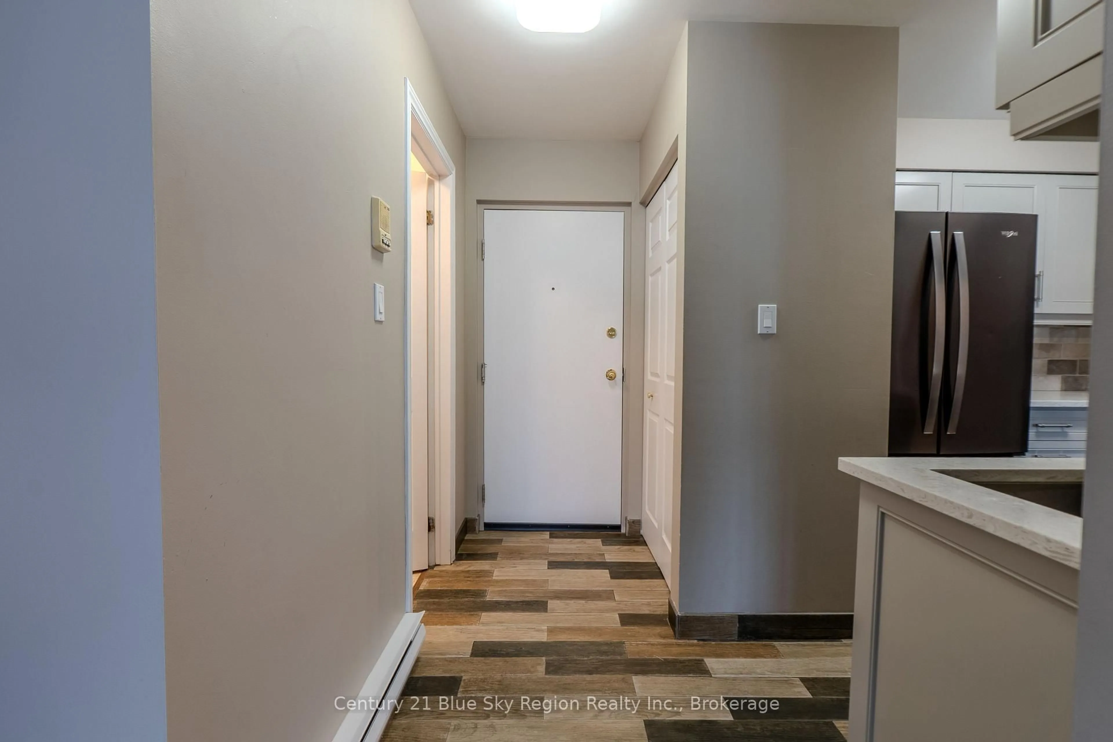 Indoor foyer for 570 Graham Dr #6, North Bay Ontario P1B 9M7