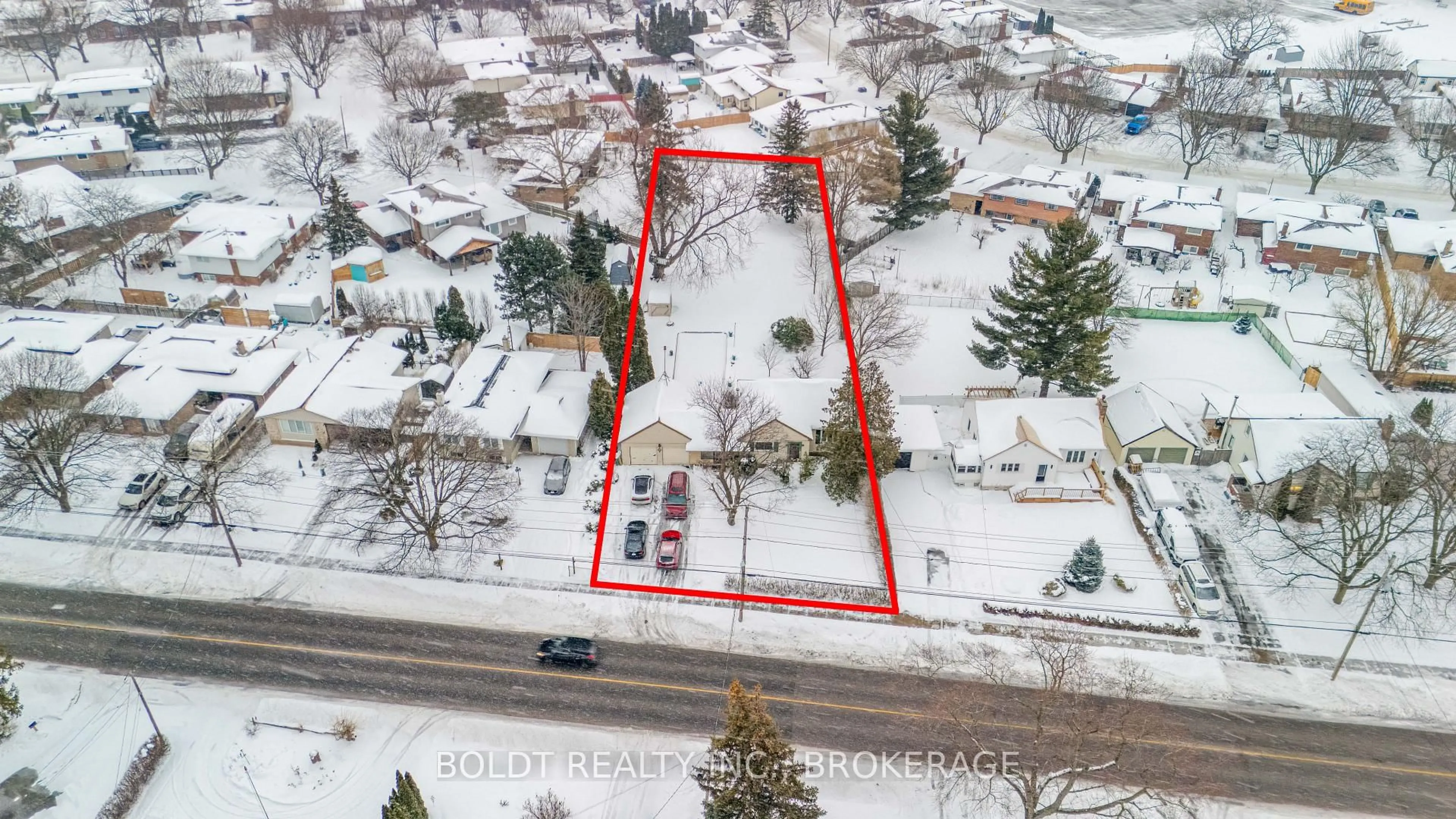 A pic from outside/outdoor area/front of a property/back of a property/a pic from drone, street for 542 Niagara St, St. Catharines Ontario L2M 3P5