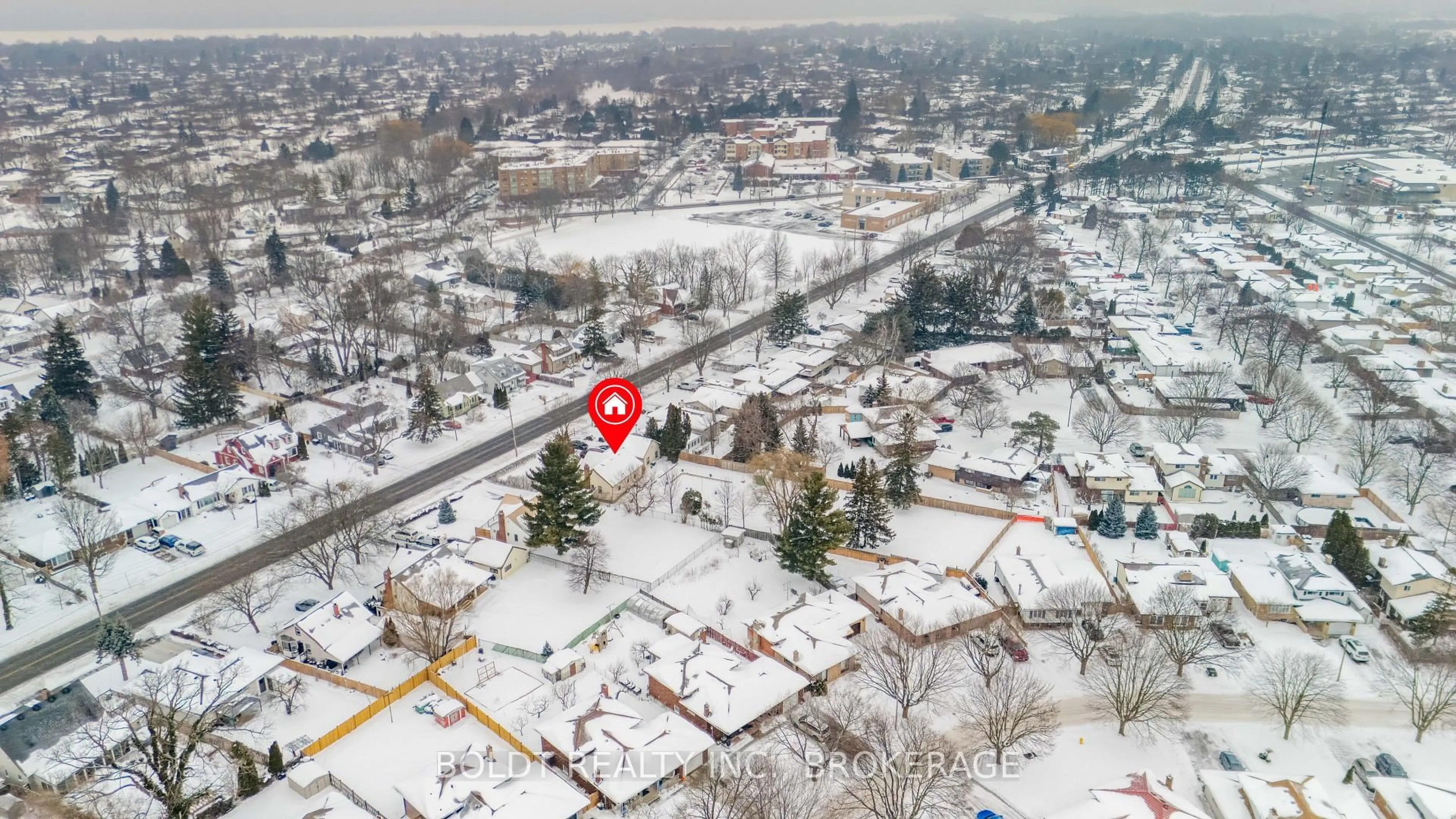 A pic from outside/outdoor area/front of a property/back of a property/a pic from drone, street for 542 Niagara St, St. Catharines Ontario L2M 3P5