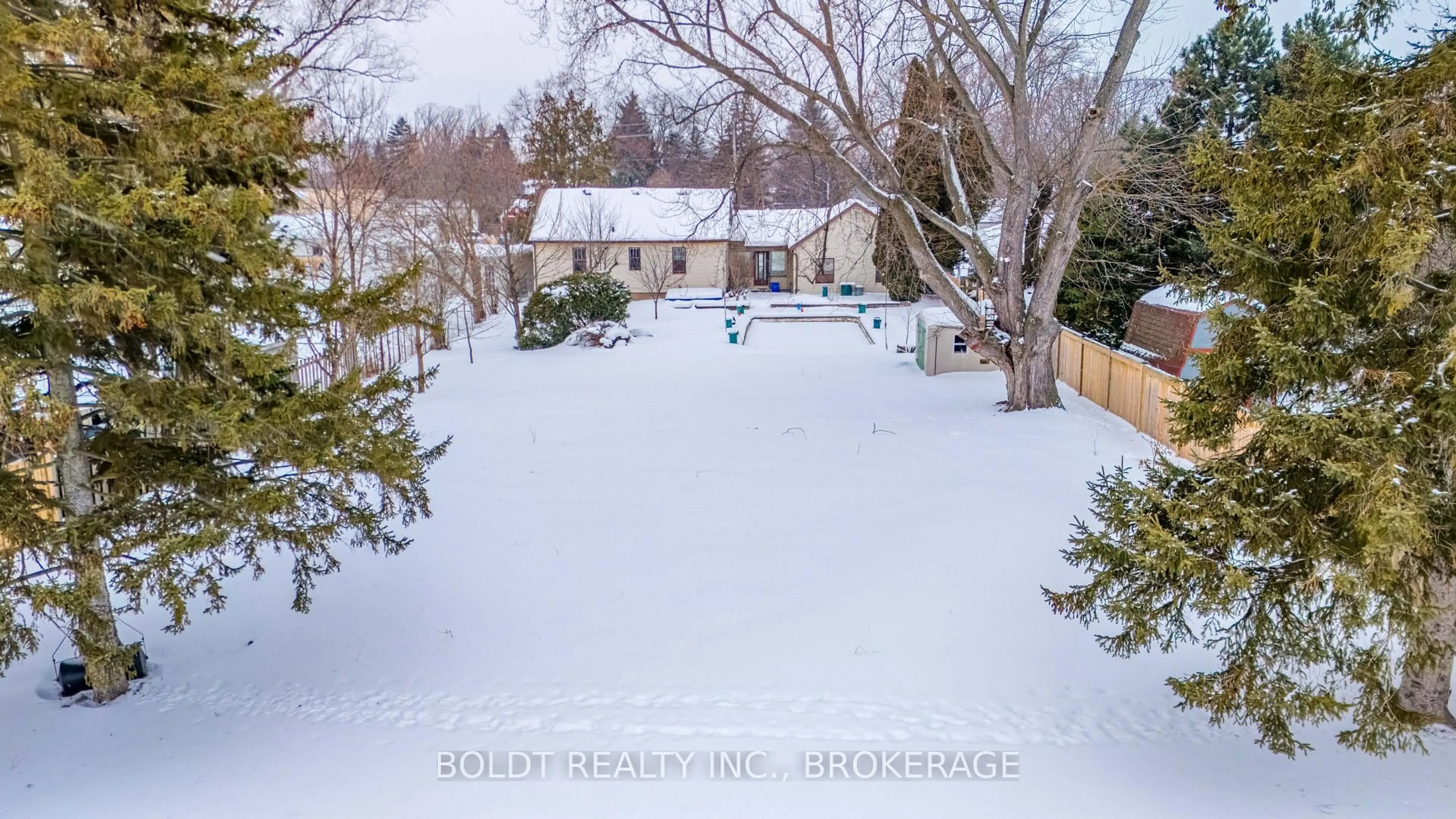 A pic from outside/outdoor area/front of a property/back of a property/a pic from drone, unknown for 542 Niagara St, St. Catharines Ontario L2M 3P5