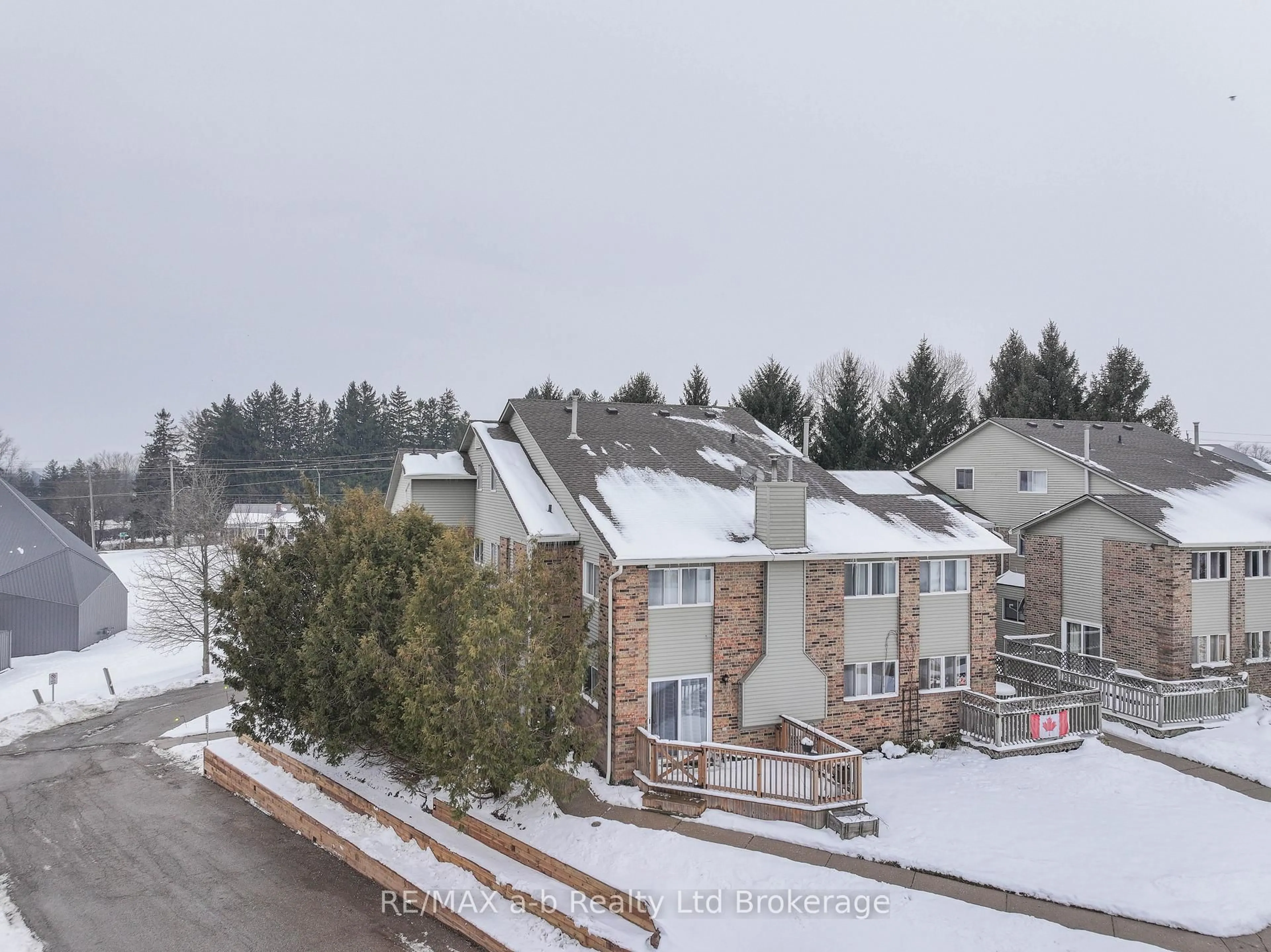 A pic from outside/outdoor area/front of a property/back of a property/a pic from drone, mountain view for 19 WREN Crt #8, Tillsonburg Ontario N4G 5K2