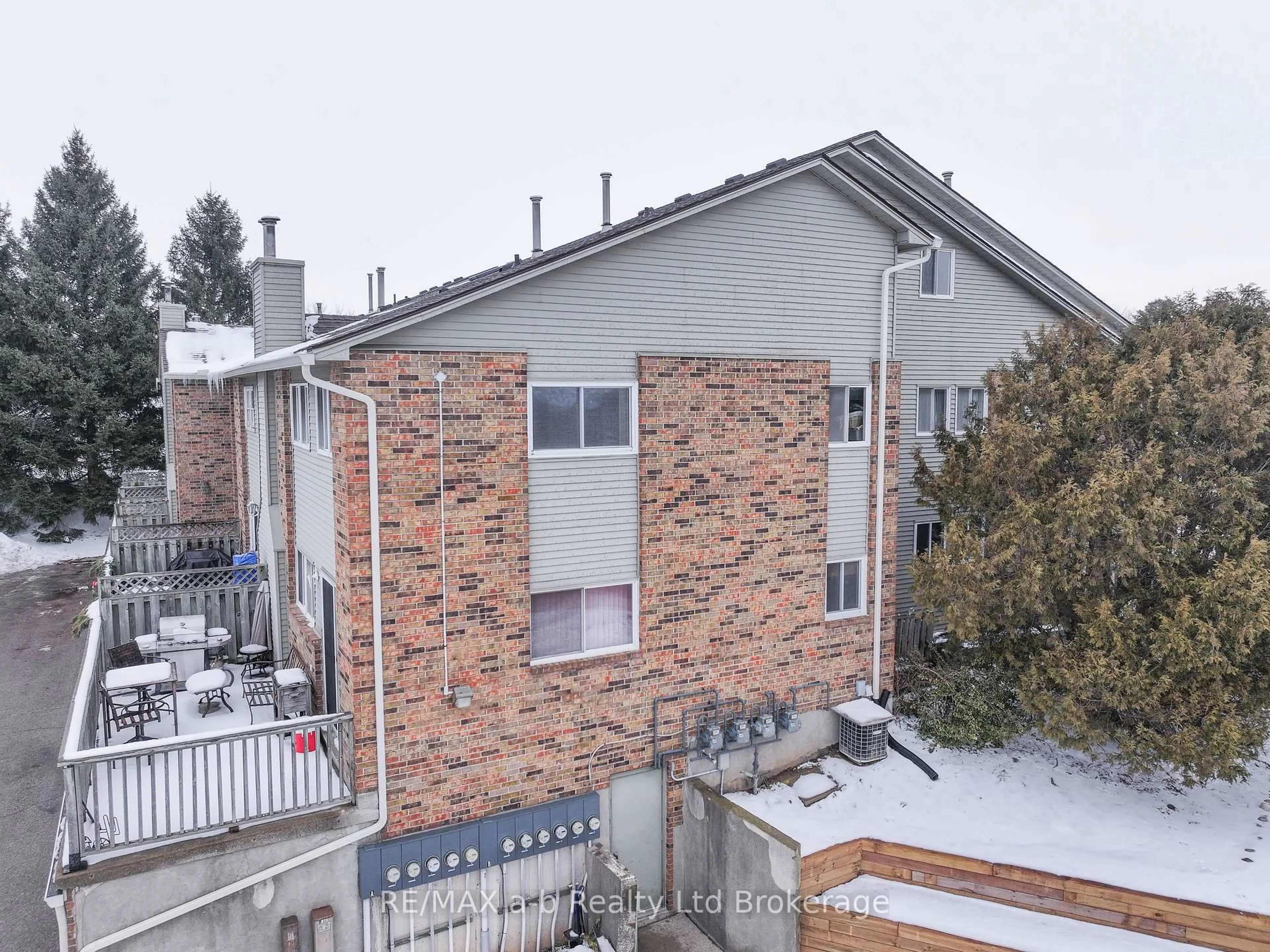 A pic from outside/outdoor area/front of a property/back of a property/a pic from drone, unknown for 19 WREN Crt #8, Tillsonburg Ontario N4G 5K2