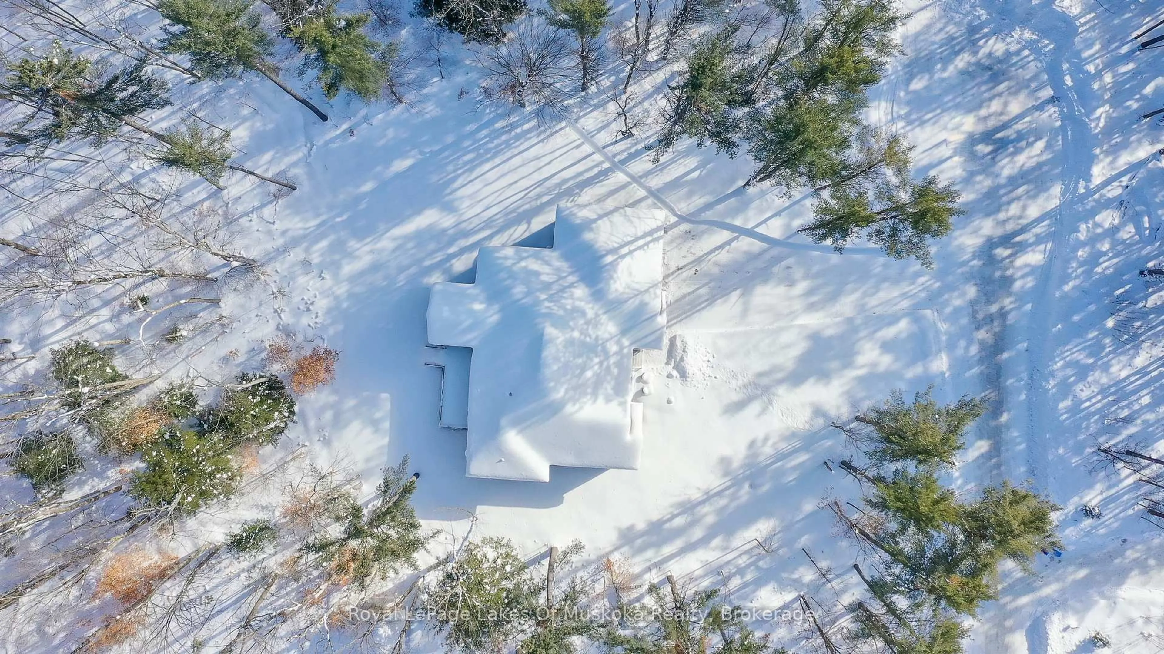 A pic from outside/outdoor area/front of a property/back of a property/a pic from drone, unknown for 1030 Xavier St, Gravenhurst Ontario P0E 1G0
