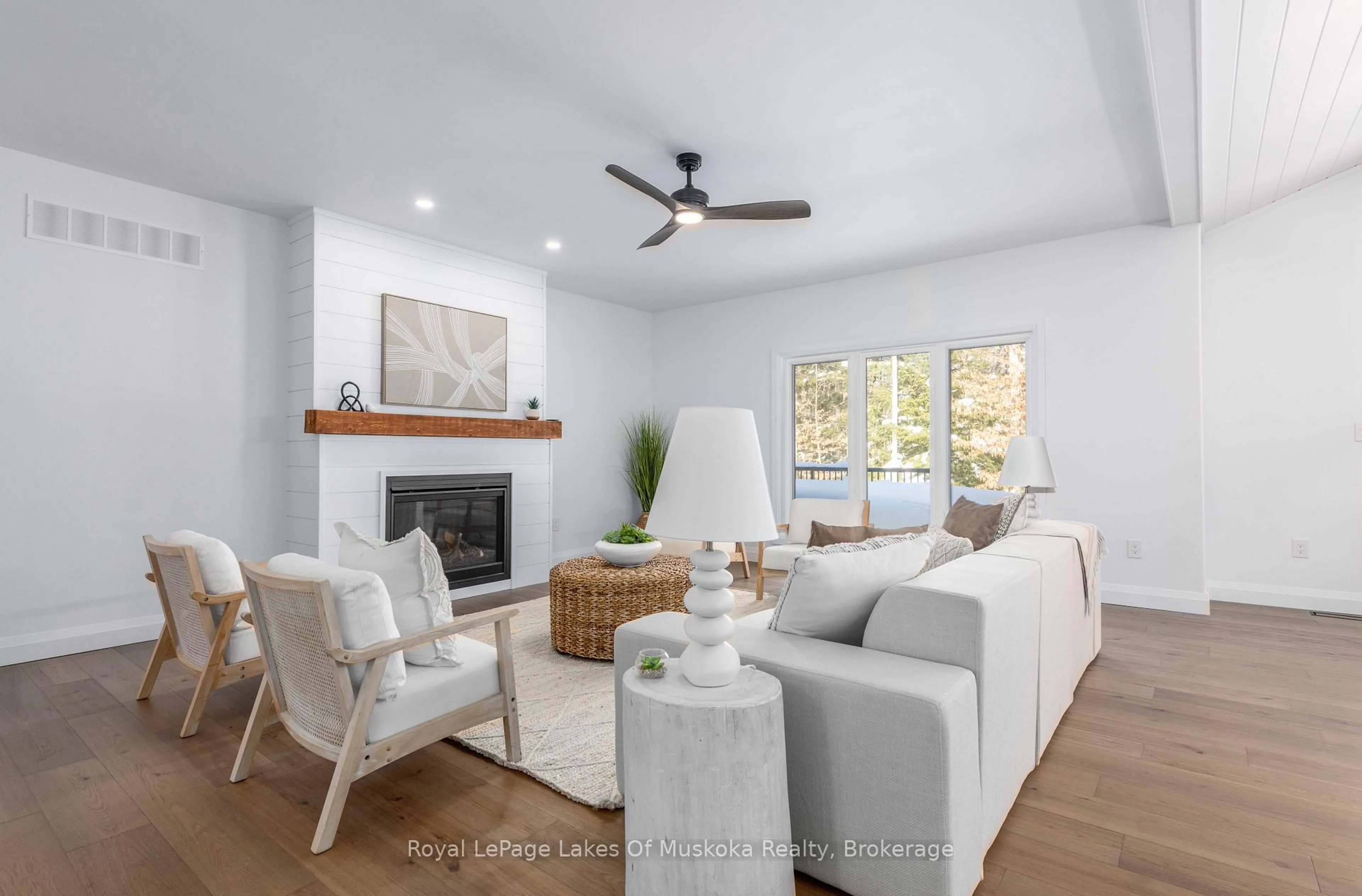 Living room with furniture, unknown for 1030 Xavier St, Gravenhurst Ontario P0E 1G0