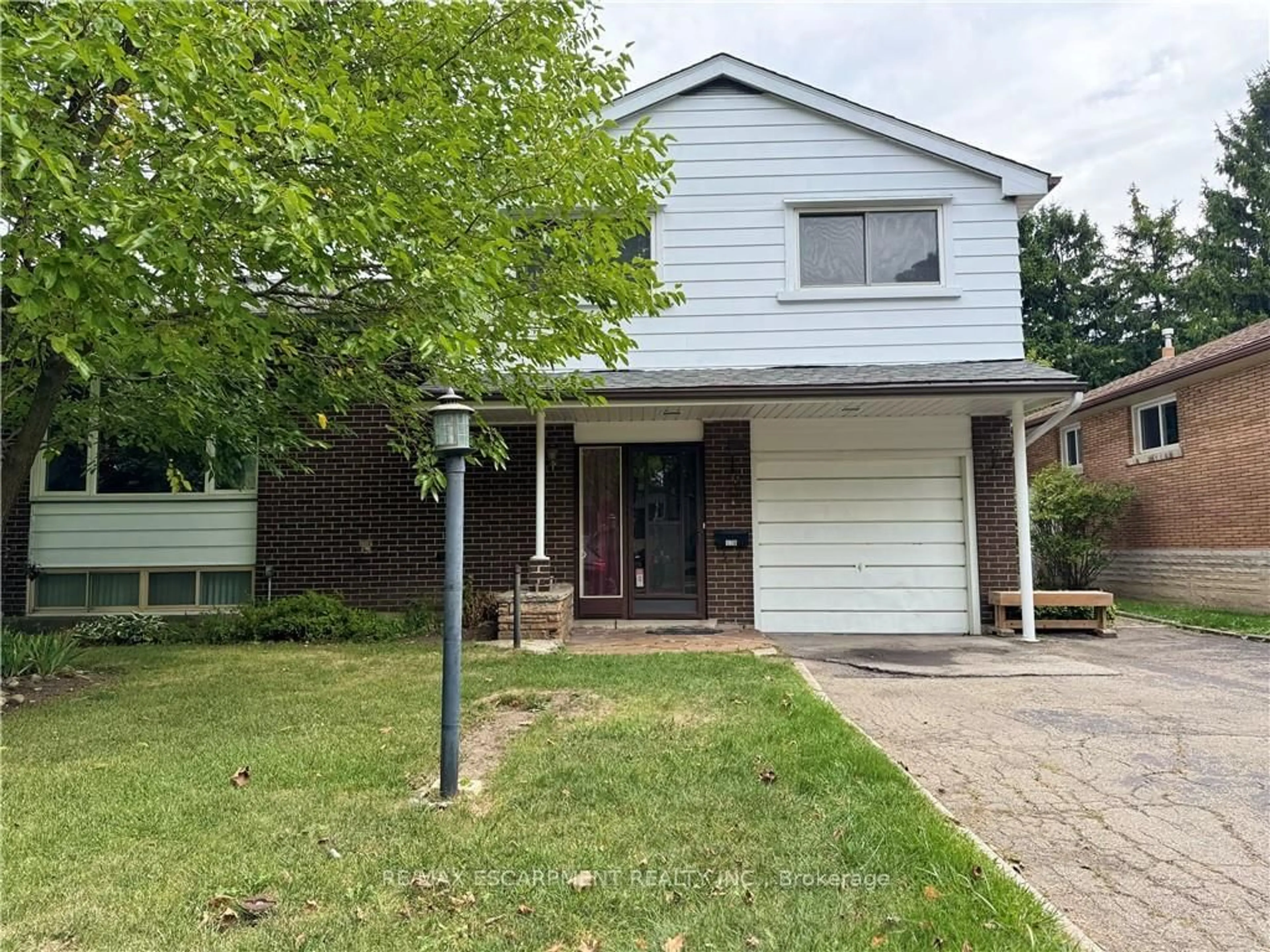 Home with vinyl exterior material, street for 176 Laurier Ave, Hamilton Ontario L9C 3S6