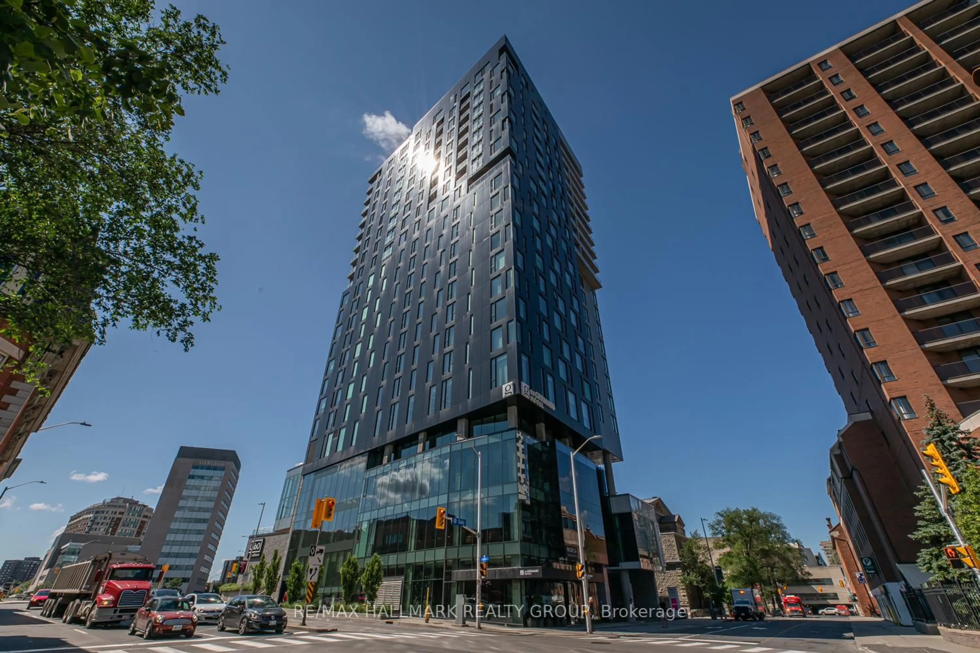 Indoor foyer for 20 DALY Ave #1905, Ottawa Ontario K1N 0C6