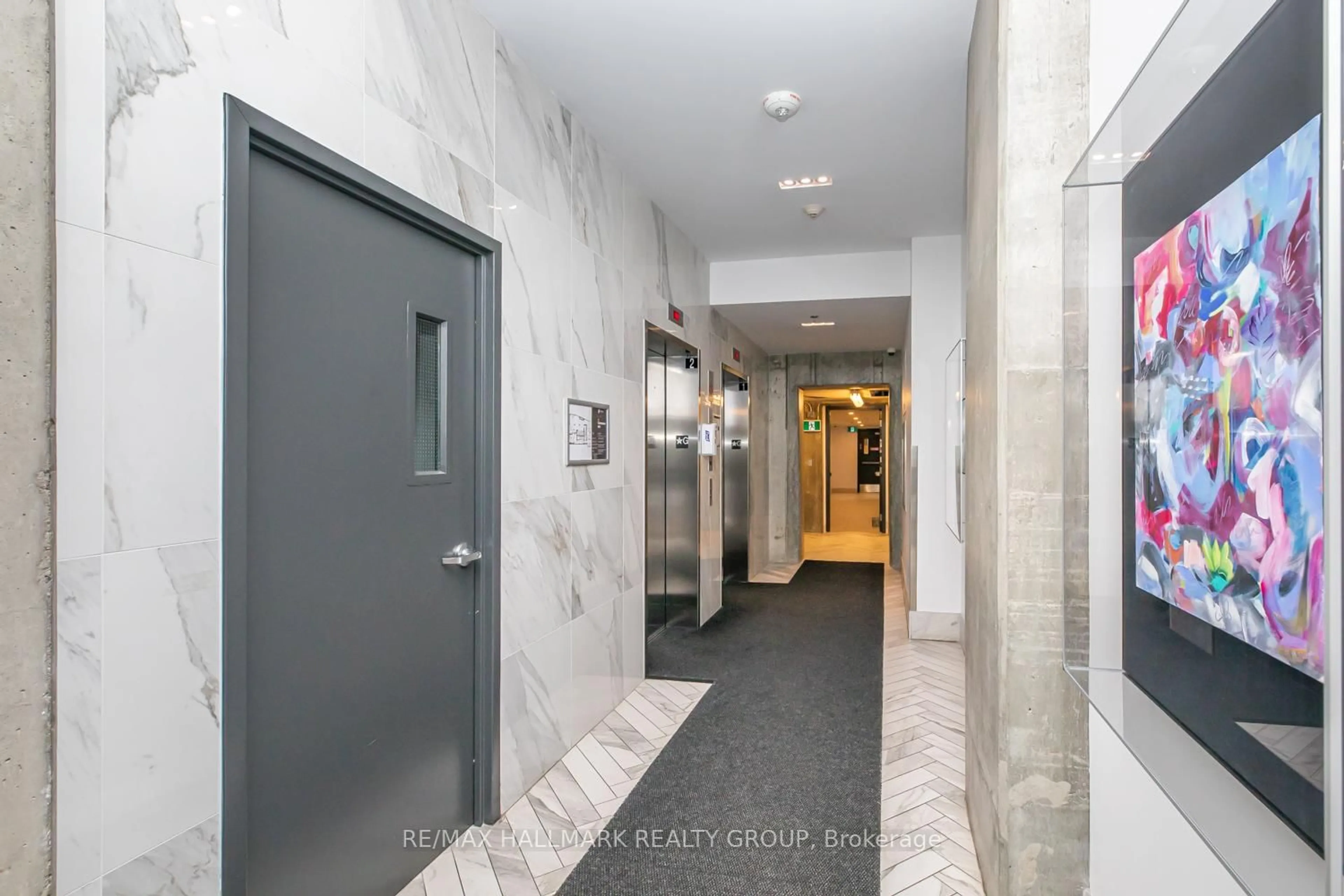 Indoor foyer for 20 DALY Ave #1905, Ottawa Ontario K1N 0C6