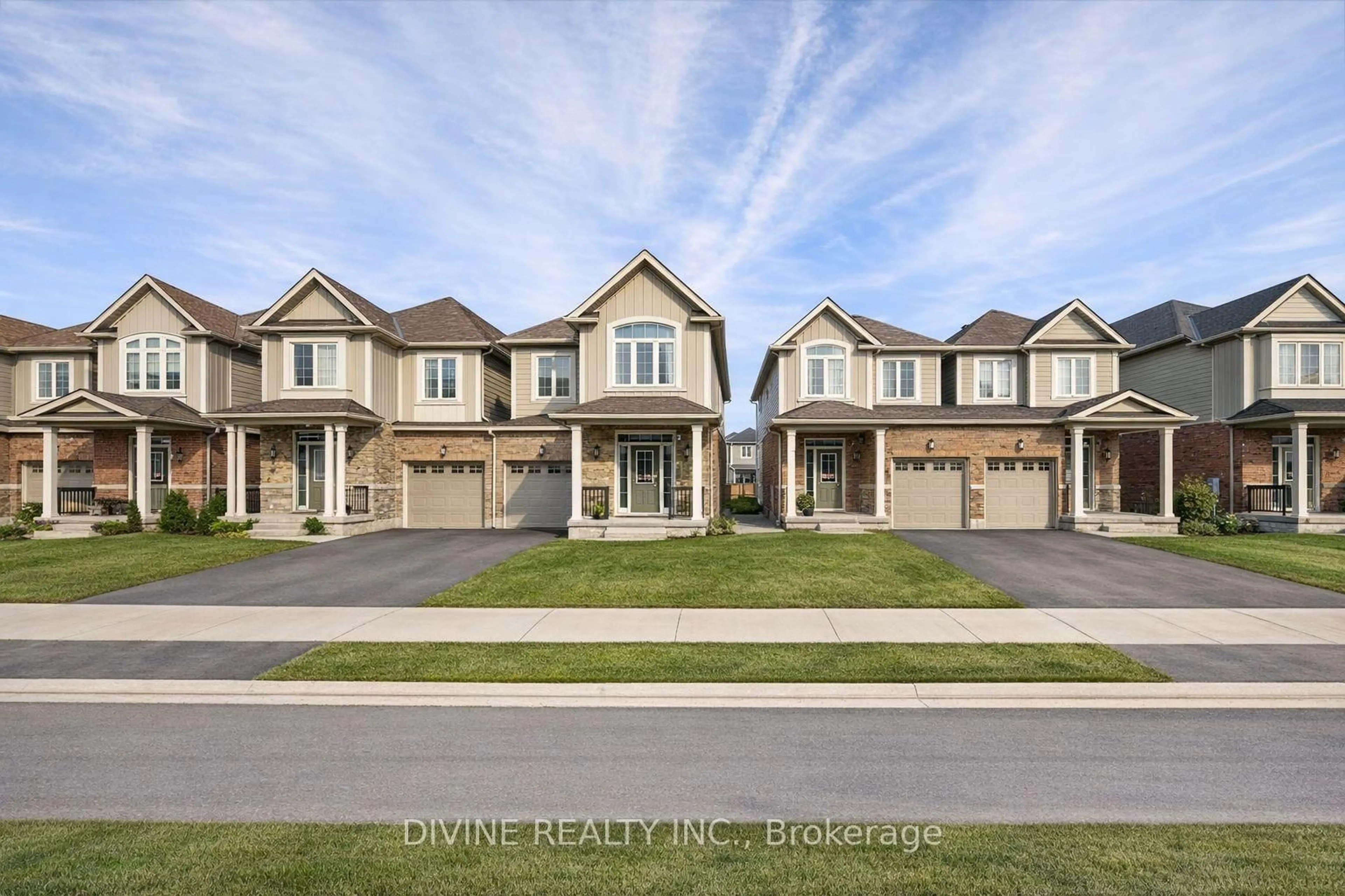 A pic from outside/outdoor area/front of a property/back of a property/a pic from drone, street for 9241 White Oak Ave, Niagara Falls Ontario L2G 3P6