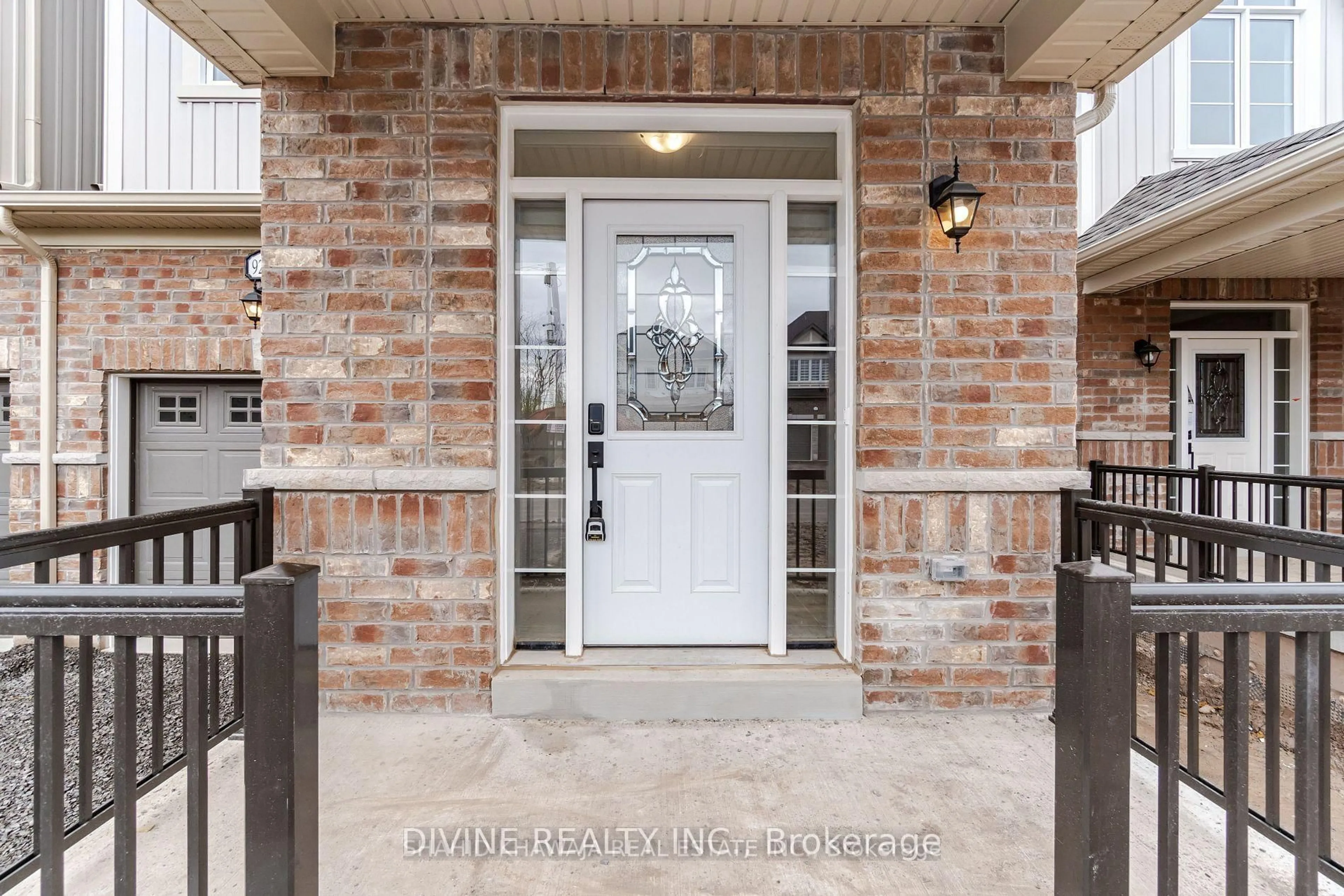 Indoor entryway for 9241 White Oak Ave, Niagara Falls Ontario L2G 3P6