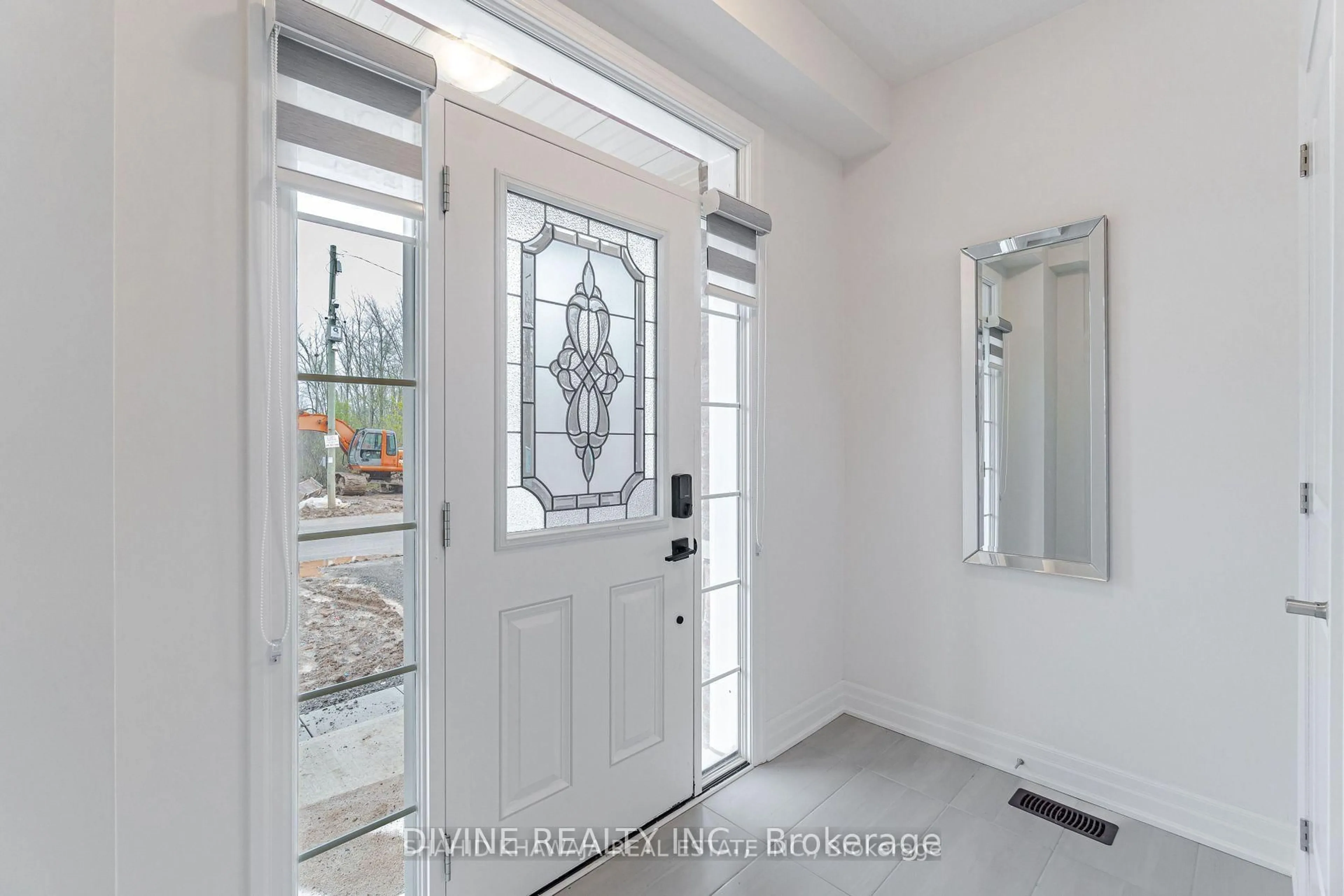 Indoor entryway for 9241 White Oak Ave, Niagara Falls Ontario L2G 3P6