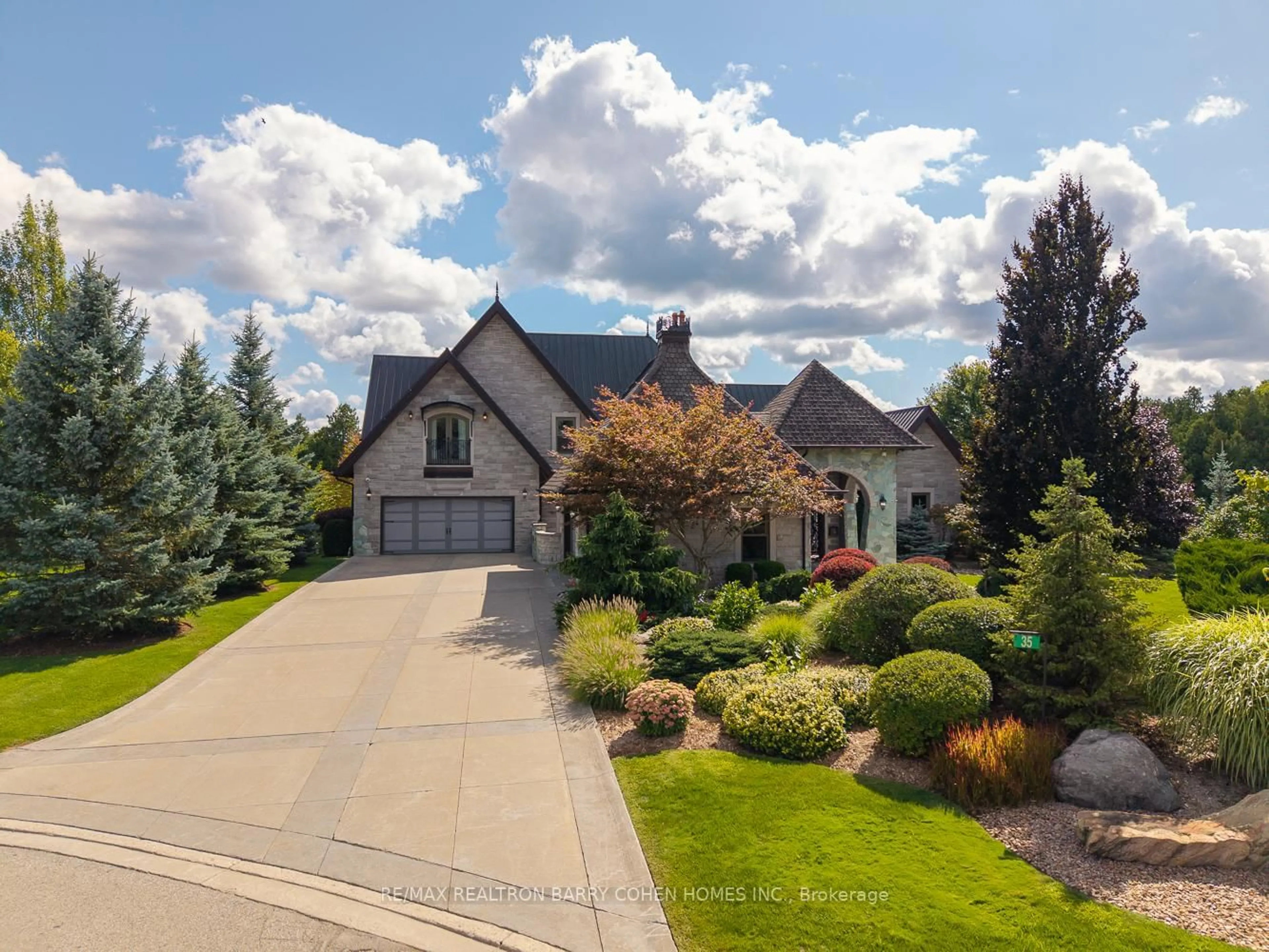 A pic from outside/outdoor area/front of a property/back of a property/a pic from drone, street for 35 Daymond Dr, Puslinch Ontario N0B 2J0