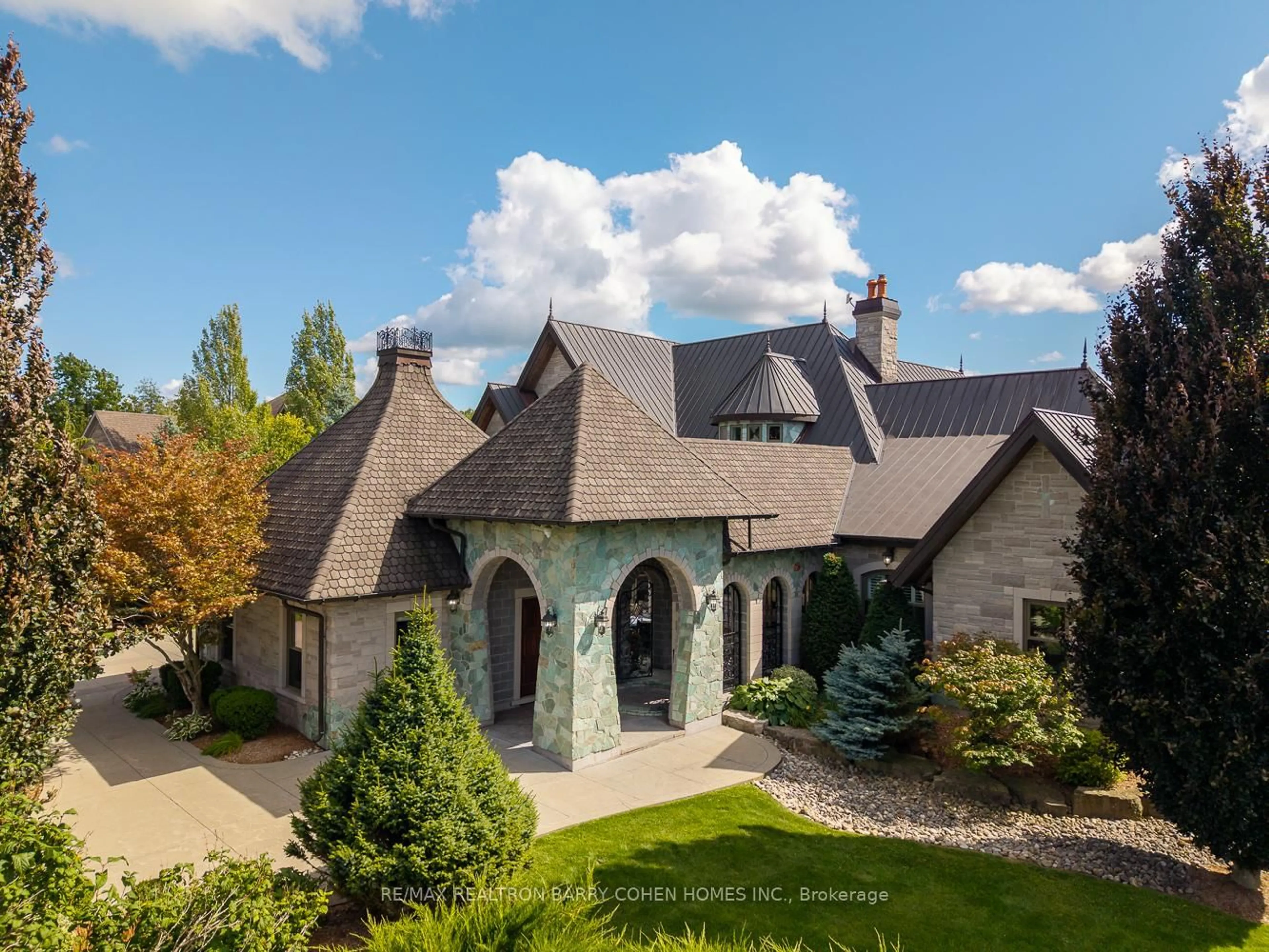 A pic from outside/outdoor area/front of a property/back of a property/a pic from drone, unknown for 35 Daymond Dr, Puslinch Ontario N0B 2J0