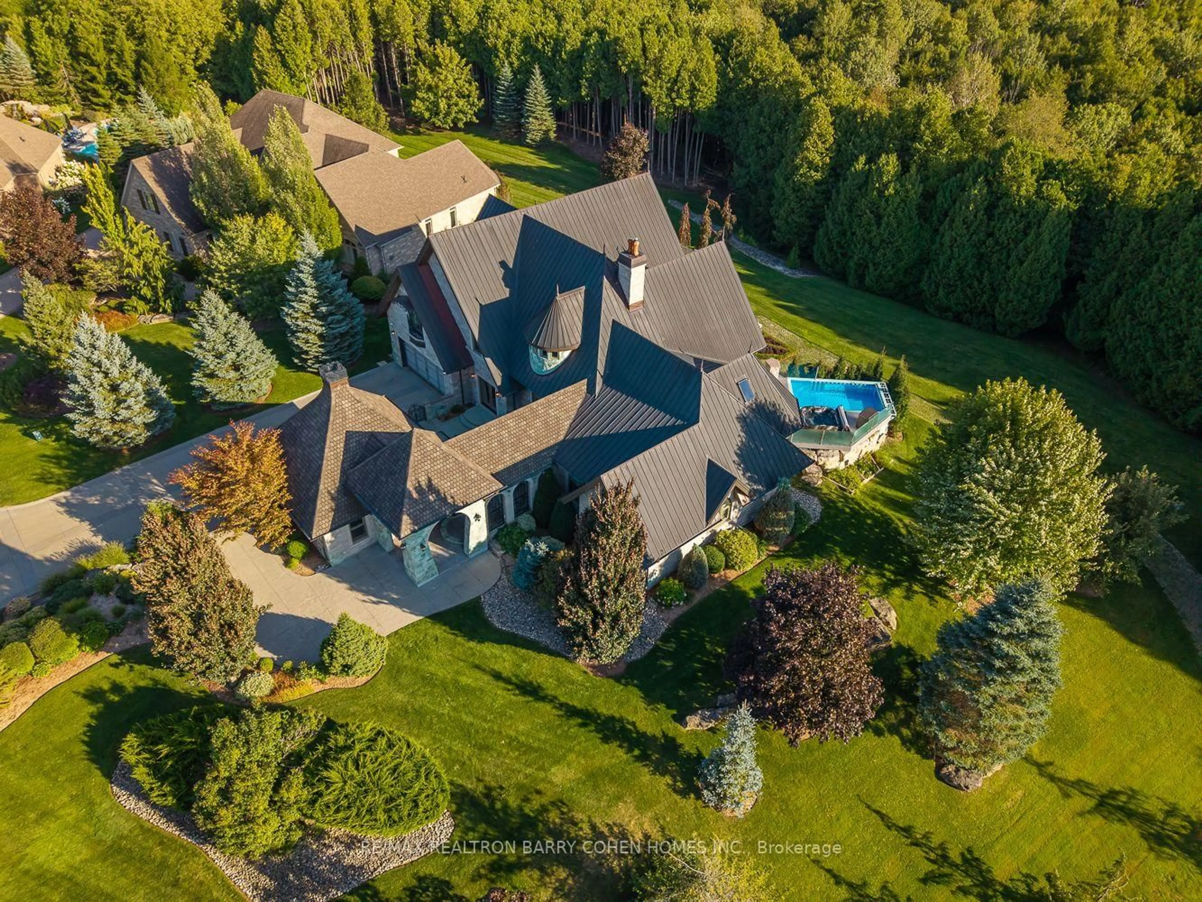 A pic from outside/outdoor area/front of a property/back of a property/a pic from drone, unknown for 35 Daymond Dr, Puslinch Ontario N0B 2J0