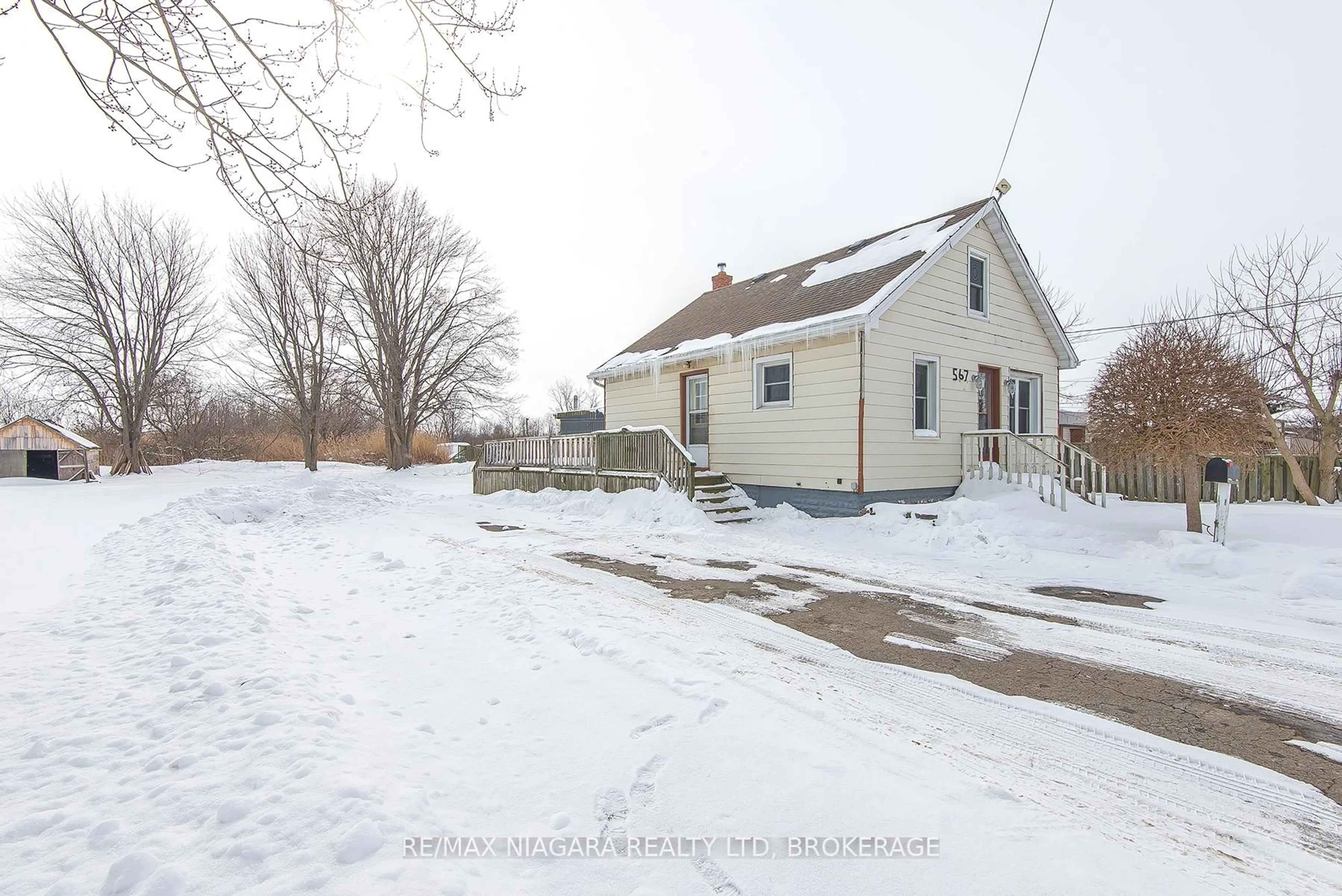A pic from outside/outdoor area/front of a property/back of a property/a pic from drone, street for 567 KILLALY St, Port Colborne Ontario L3K 2J8