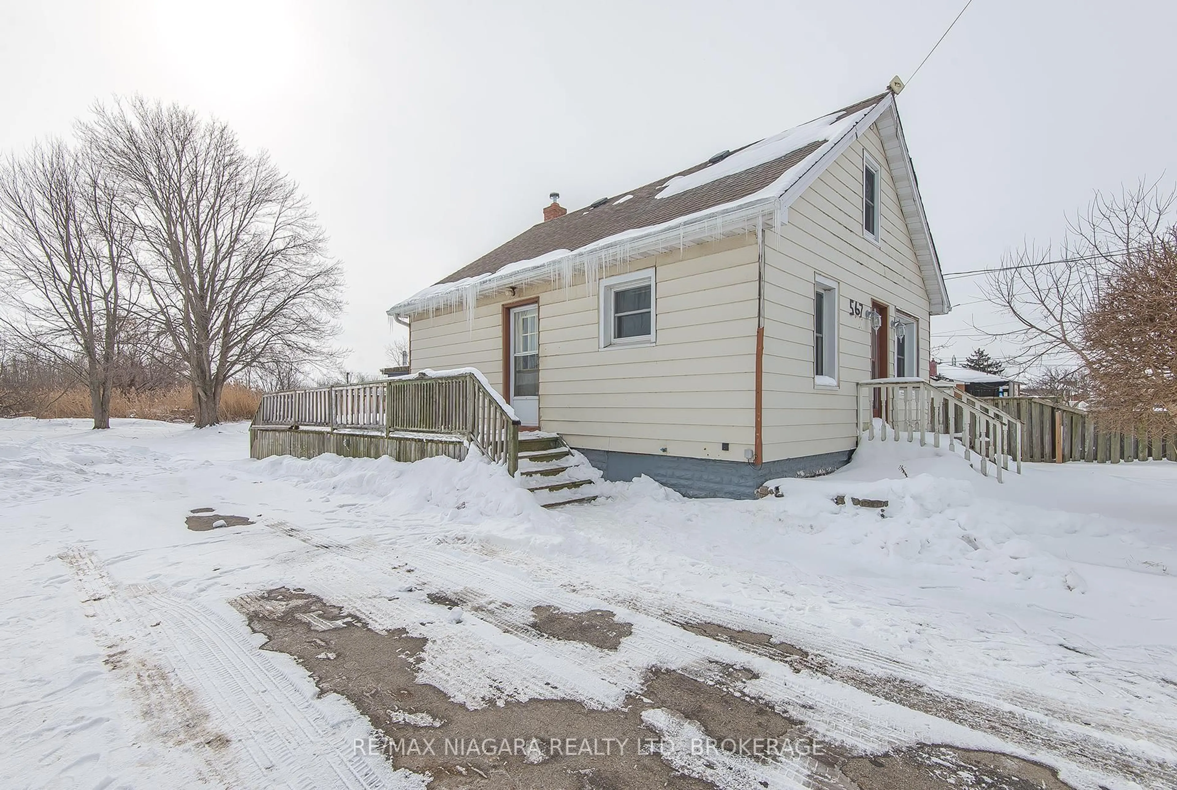 A pic from outside/outdoor area/front of a property/back of a property/a pic from drone, street for 567 KILLALY St, Port Colborne Ontario L3K 2J8