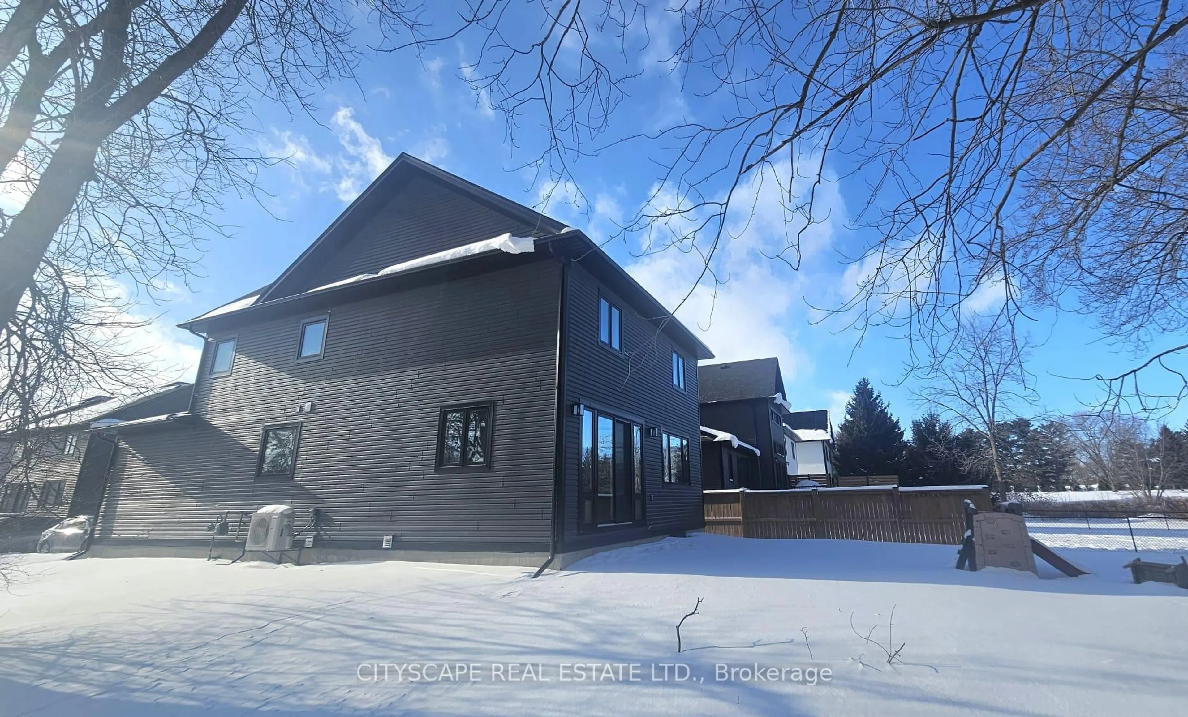 A pic from outside/outdoor area/front of a property/back of a property/a pic from drone, building for 20-297 Whiting St, Ingersoll Ontario N5C 0E6