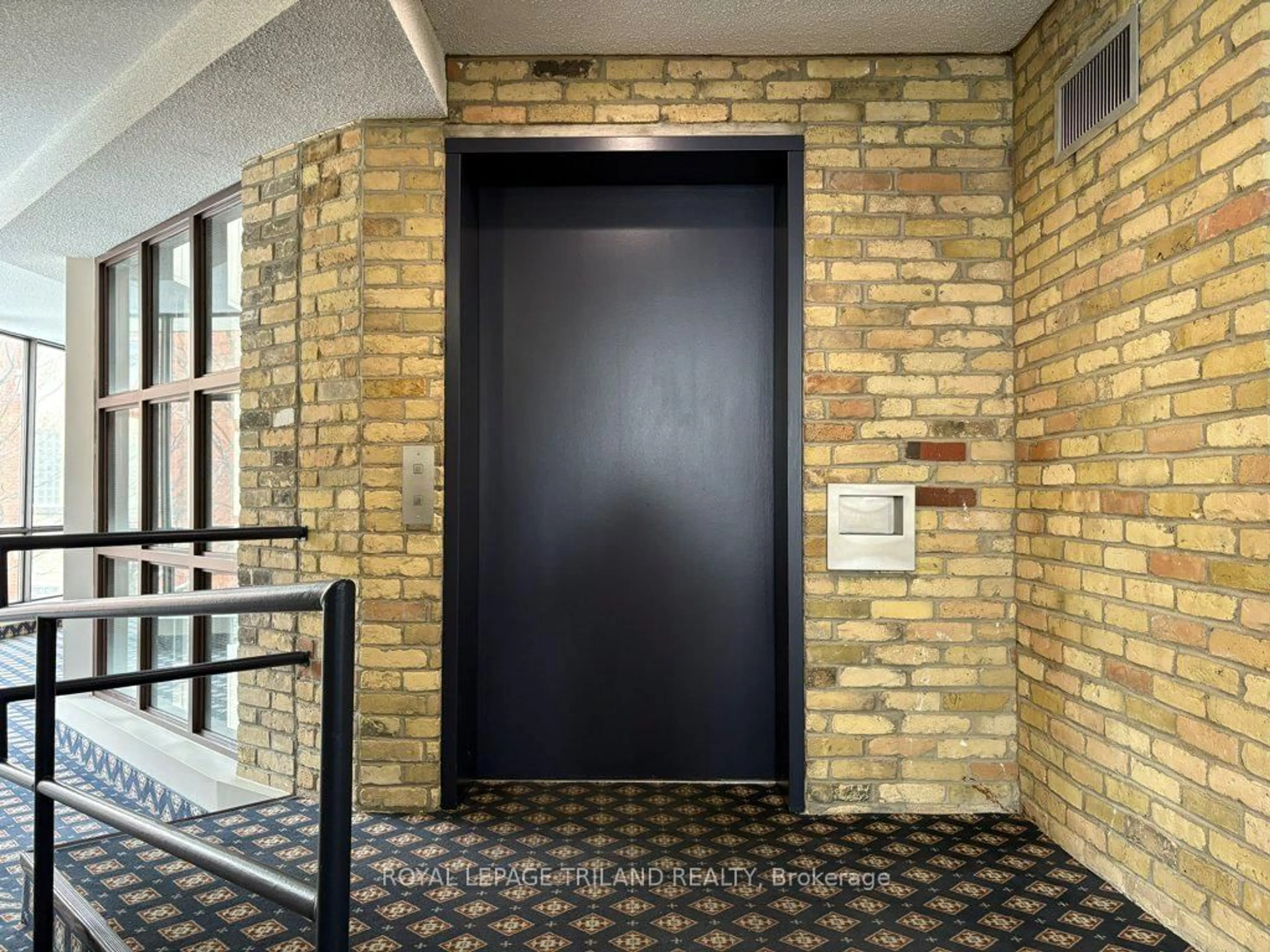 Indoor foyer for 460 Wellington St #306, London East Ontario N6A 3P8