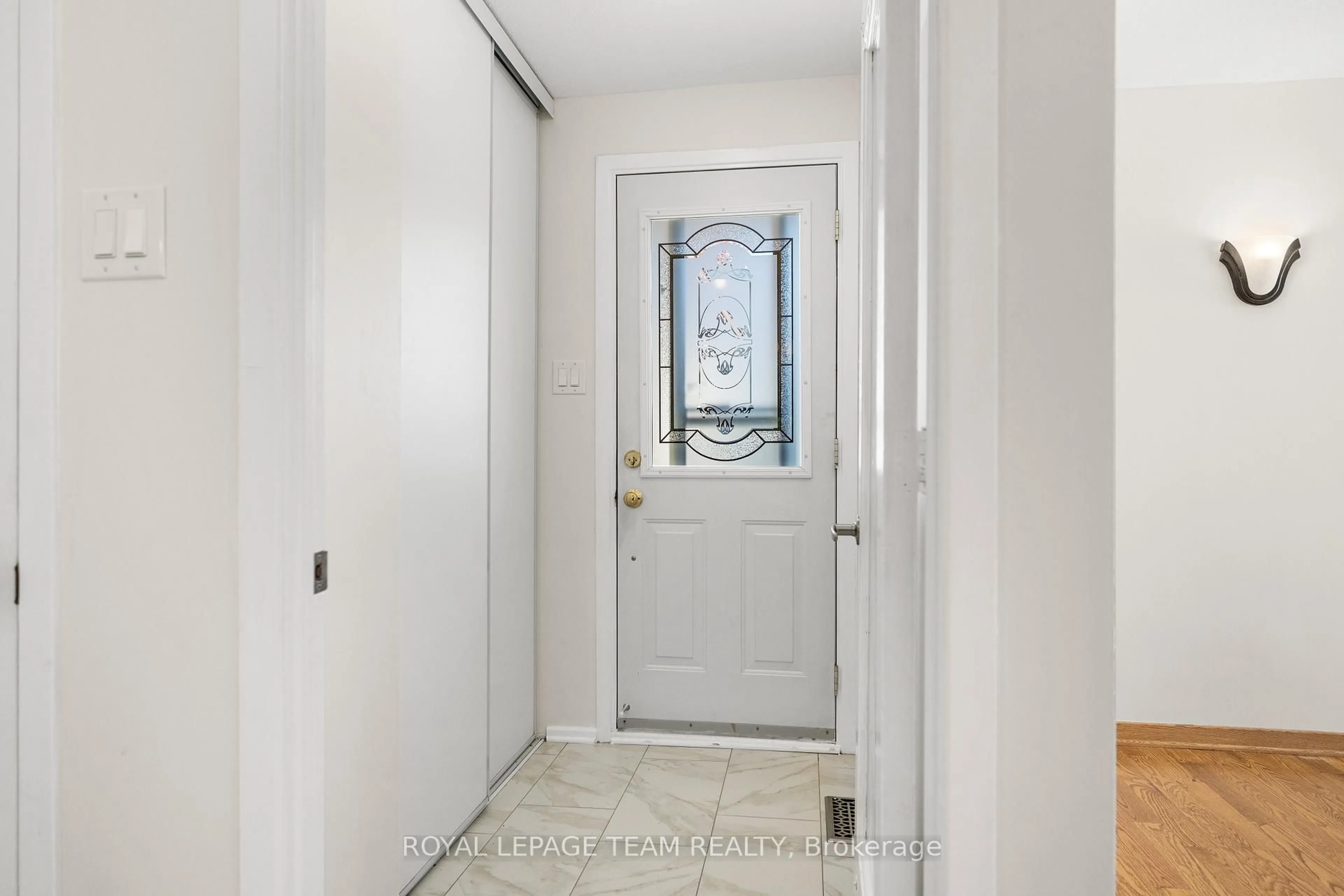 Indoor entryway for 47 KIDGROVE Gdns, Ottawa Ontario K2G 3W7