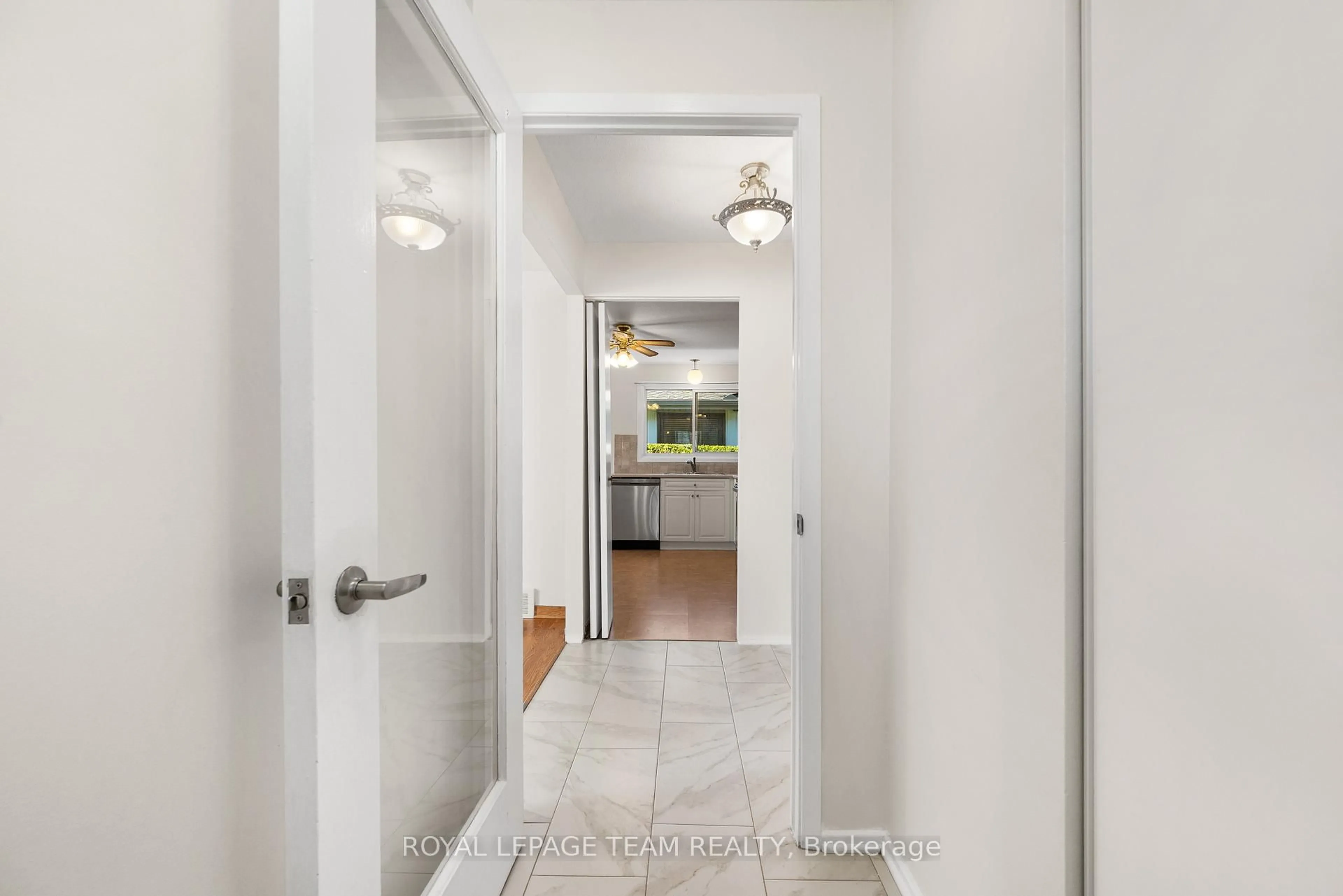 Indoor entryway for 47 KIDGROVE Gdns, Ottawa Ontario K2G 3W7