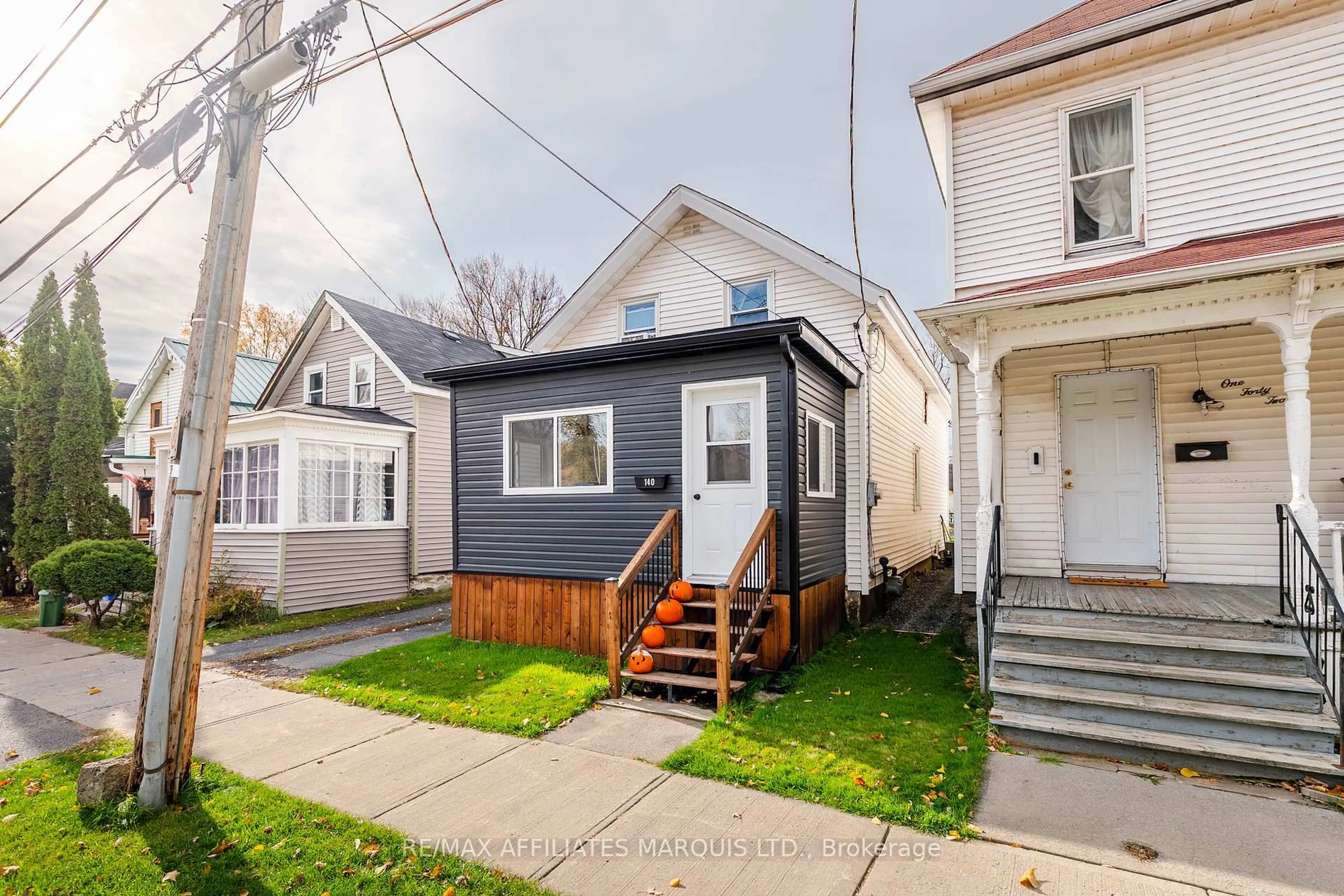 Home with vinyl exterior material, street for 140 Adolphus St, Cornwall Ontario K6H 3S3