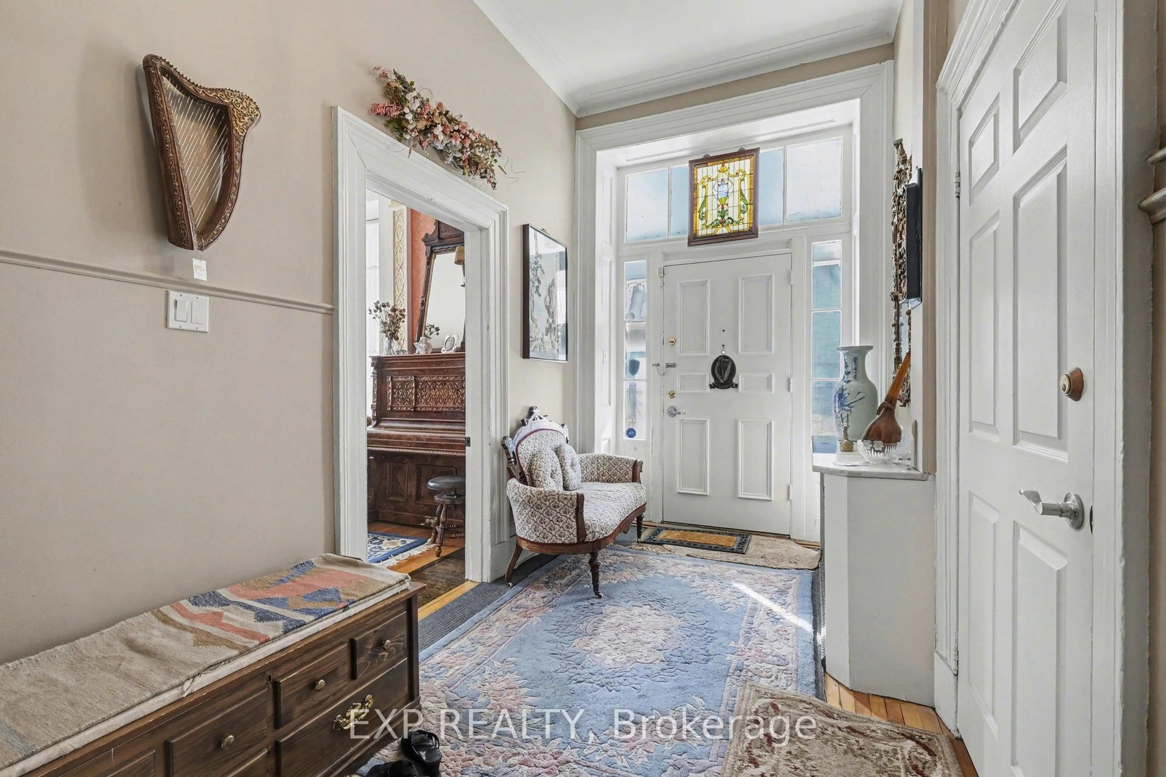 Indoor entryway for 149 Daly Ave, Ottawa Ontario K1N 6E8