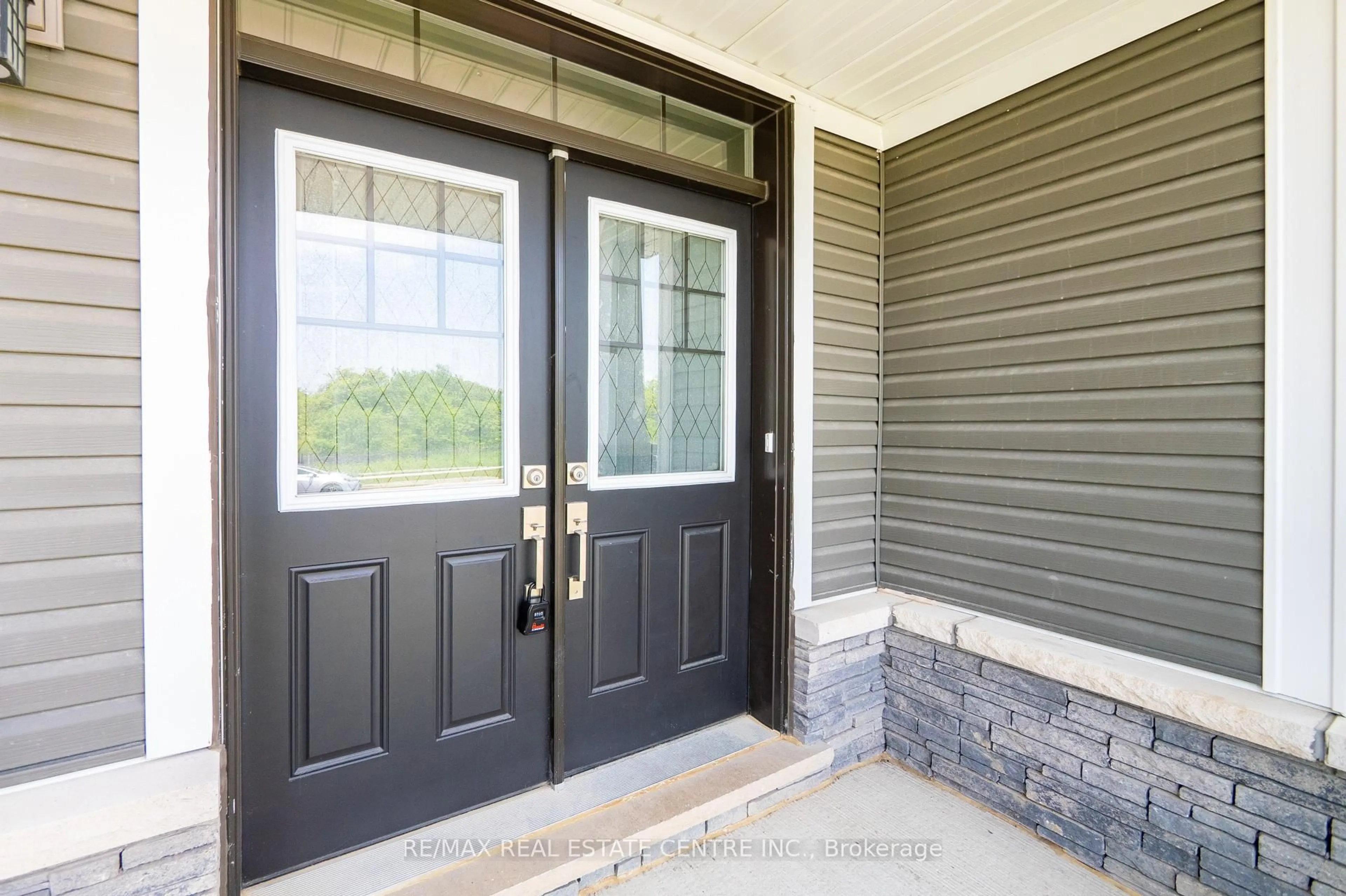 Indoor entryway for 54 Lilac Circ, Haldimand Ontario N3W 0H6