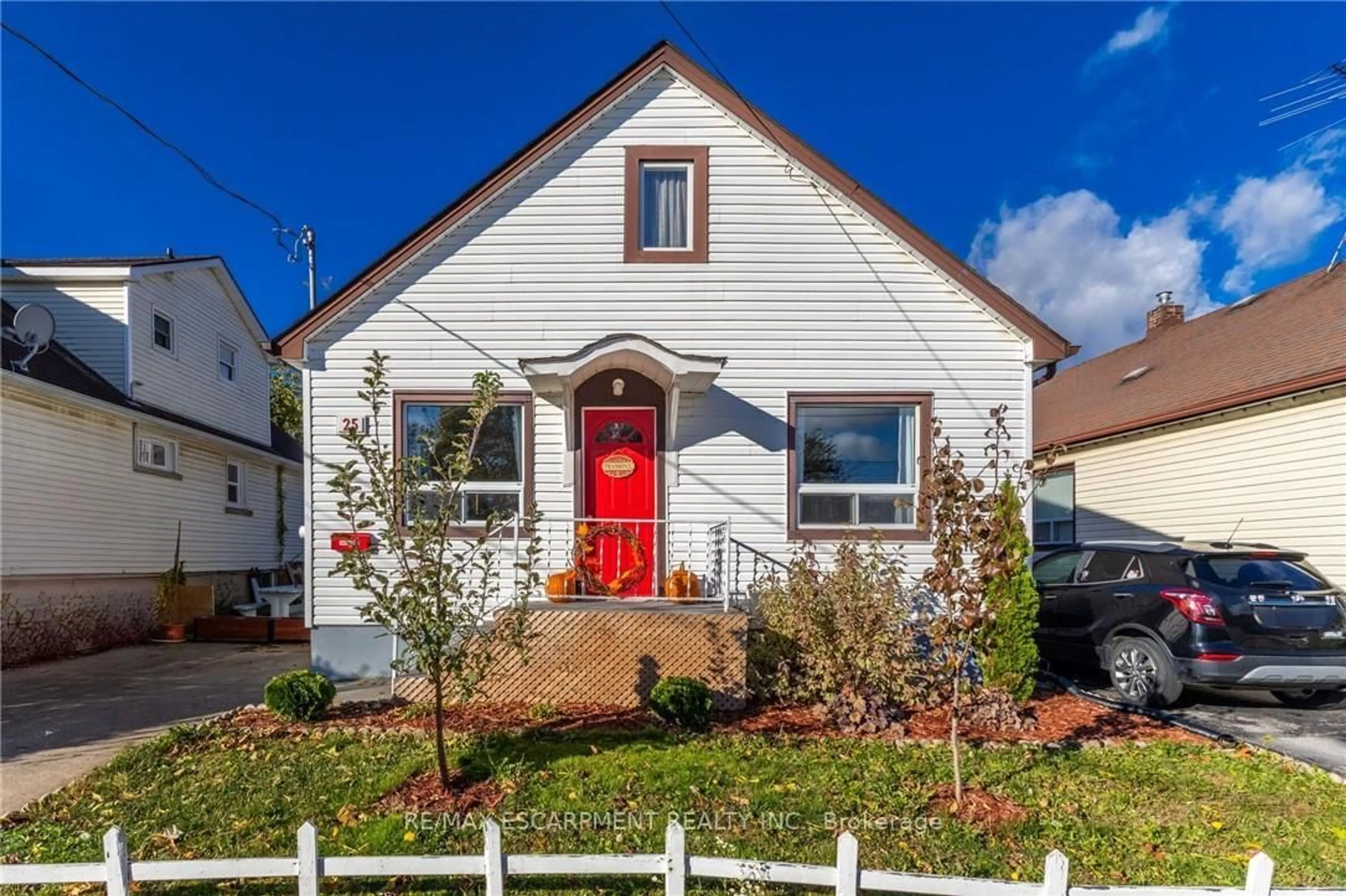 Home with brick exterior material, street for 25 Augusta Ave, St. Catharines Ontario L2M 5R3