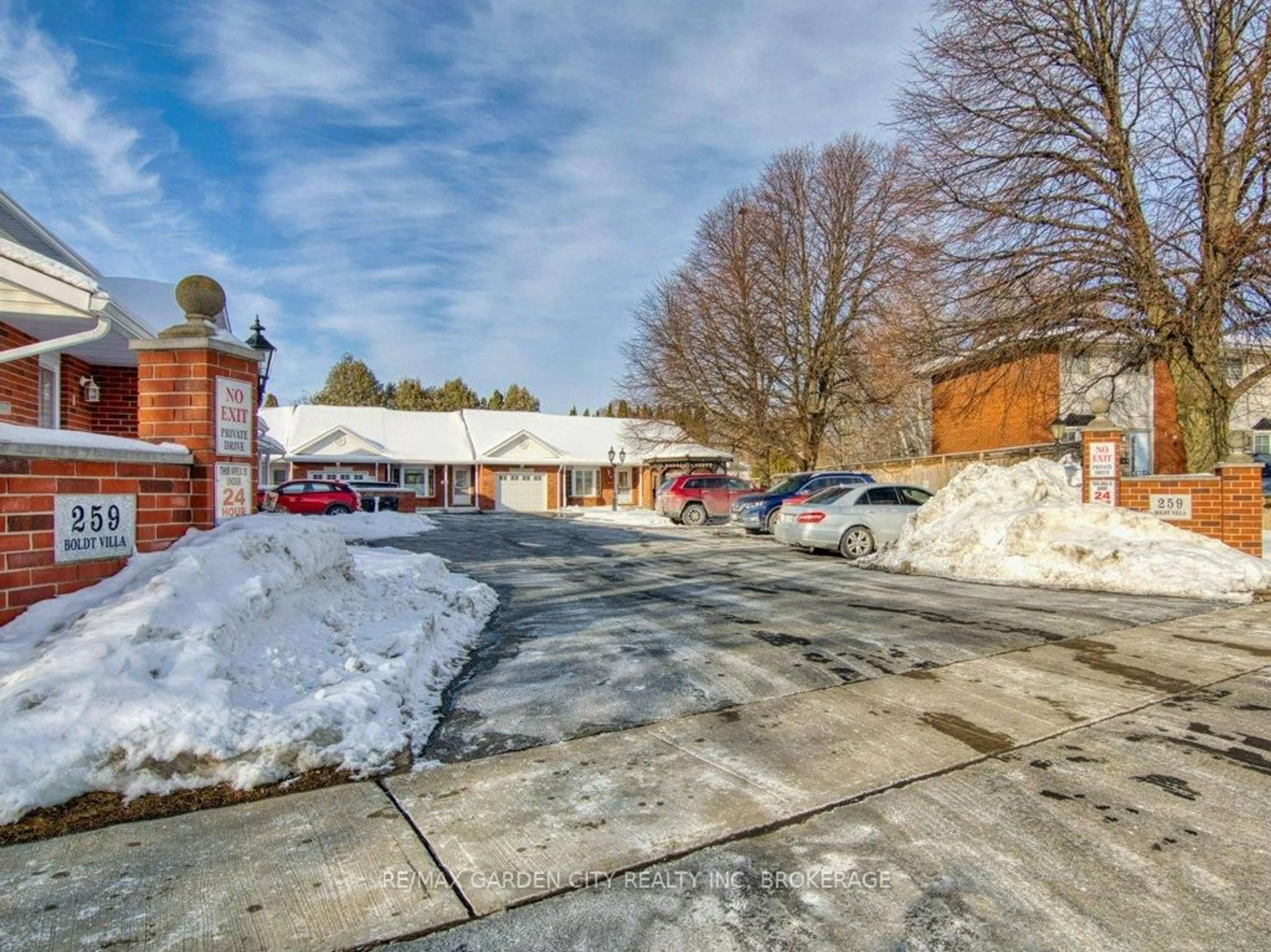 A pic from outside/outdoor area/front of a property/back of a property/a pic from drone, street for 259 SCOTT St #7, St. Catharines Ontario L2N 1H9